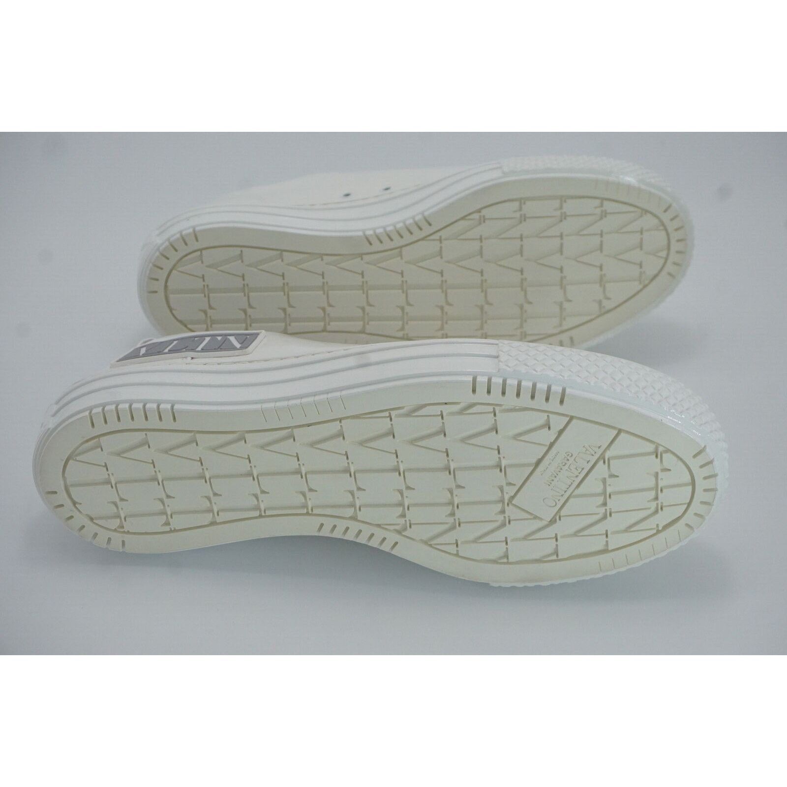 Valentino Valentino Giggies VLTN Logo White Patent Sneaker 39 low top Size US 9 / IT 39 - 9 Thumbnail