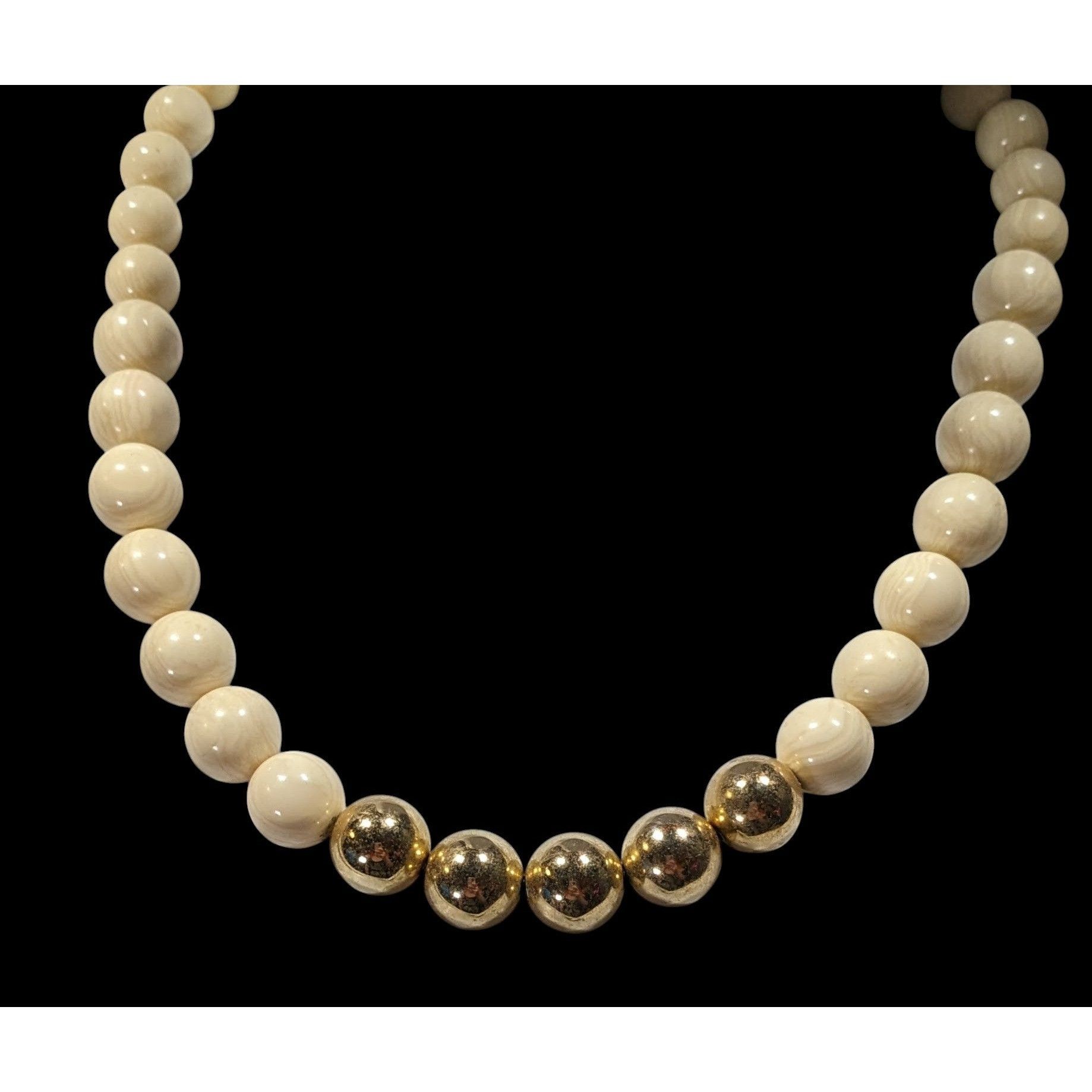 Other Vintage Marbled Cream Lucite And Gold Tone Beaded Necklace Size ONE SIZE - 2 Thumbnail