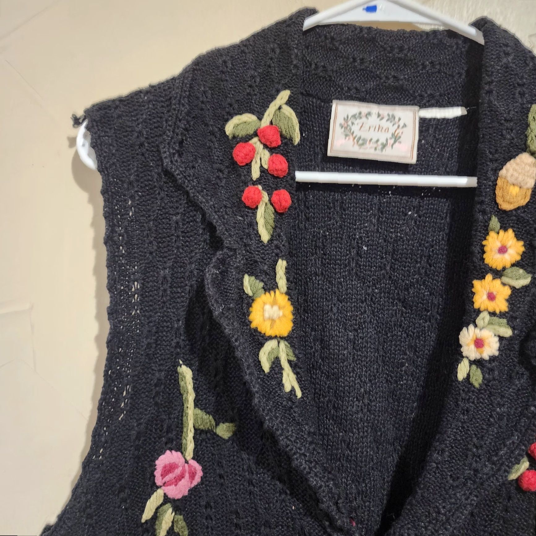VINTAGE Erika Vest Hand Embroidered Knit V-Neck Sleeveless Flower