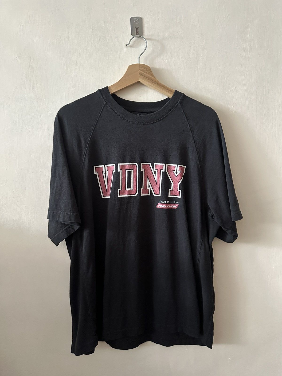 【Sale】Vuja deロゴTシャツ ダーツVujade Sale】Vuja deロゴTシャツ ダーツVujade - メルカリ