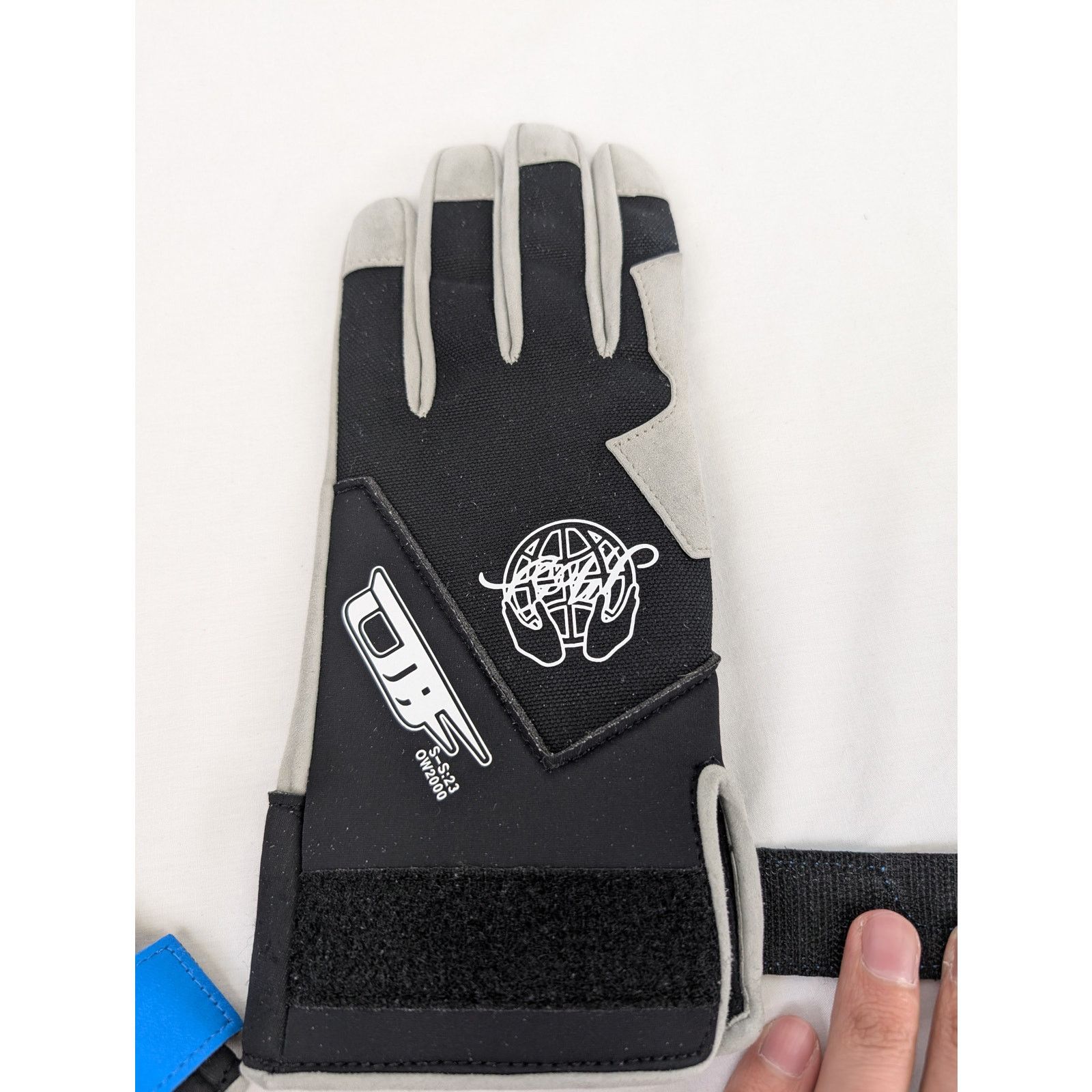 Off-White o1rshd1 Size: OS / Exact Opp Gloves in Black/White Size ONE SIZE - 6 Thumbnail