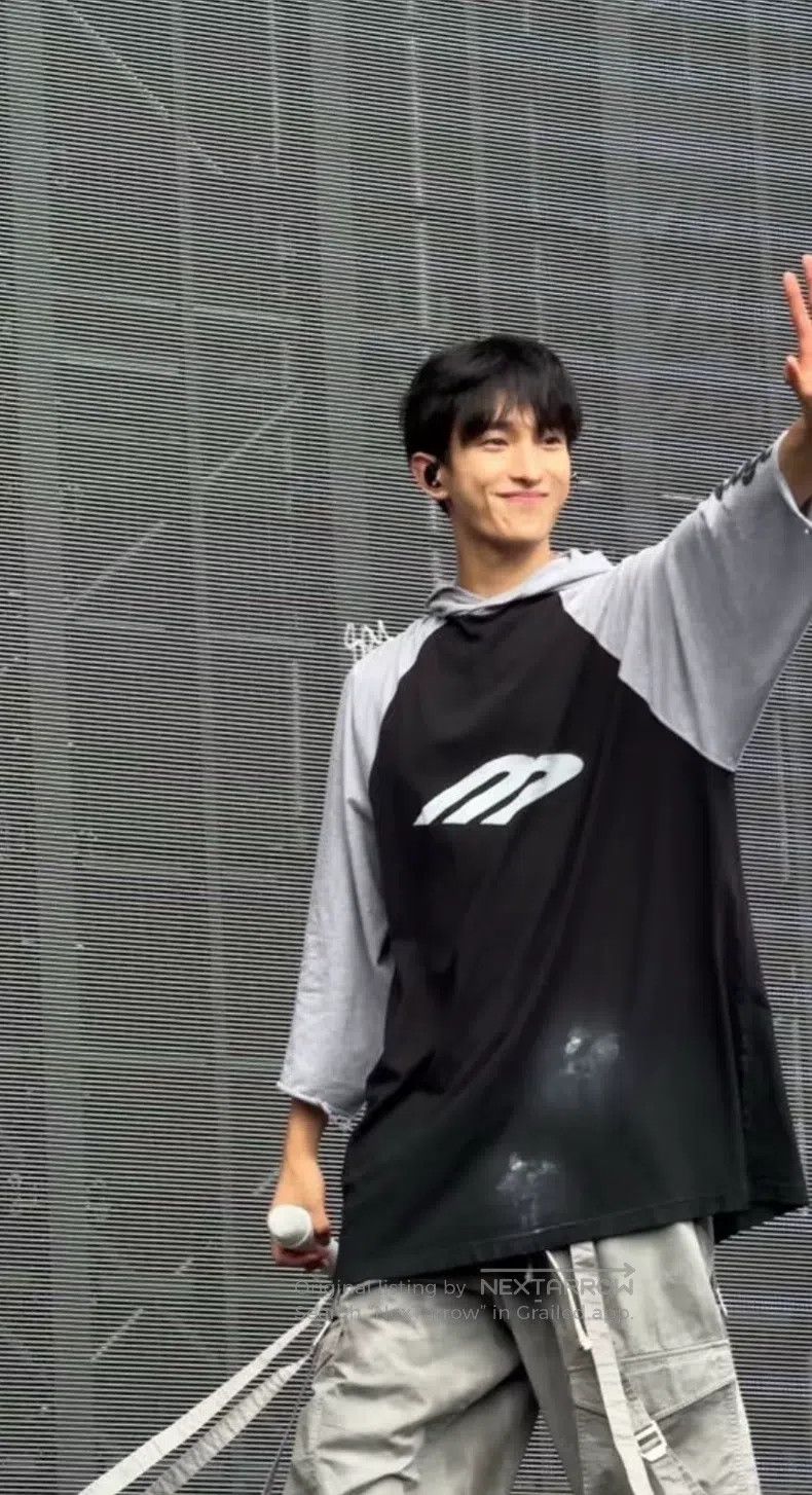 Balenciaga Balenciaga Letter Sleeve Hooded Loose T-Shirt Size US S / EU 44-46 / 1 - 8 Thumbnail