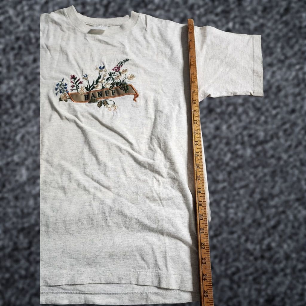Vintage VINTAGE Unbranded T-Shirt Mens M Banff Canada National Park Embroidered Flower Gray 90s 80s Shirt Short Sleeve Crew Neck Size US M / EU 48-50 / 2 - 1 Thumbnail