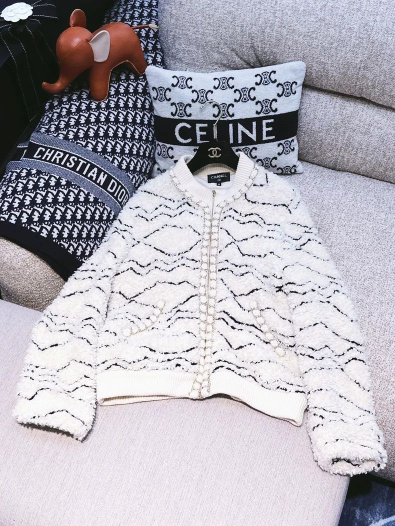 Chanel Chanel 19B white teddy long-sleeved zipper jacket Size XS / US 0-2 / IT 36-38 - 1 Thumbnail