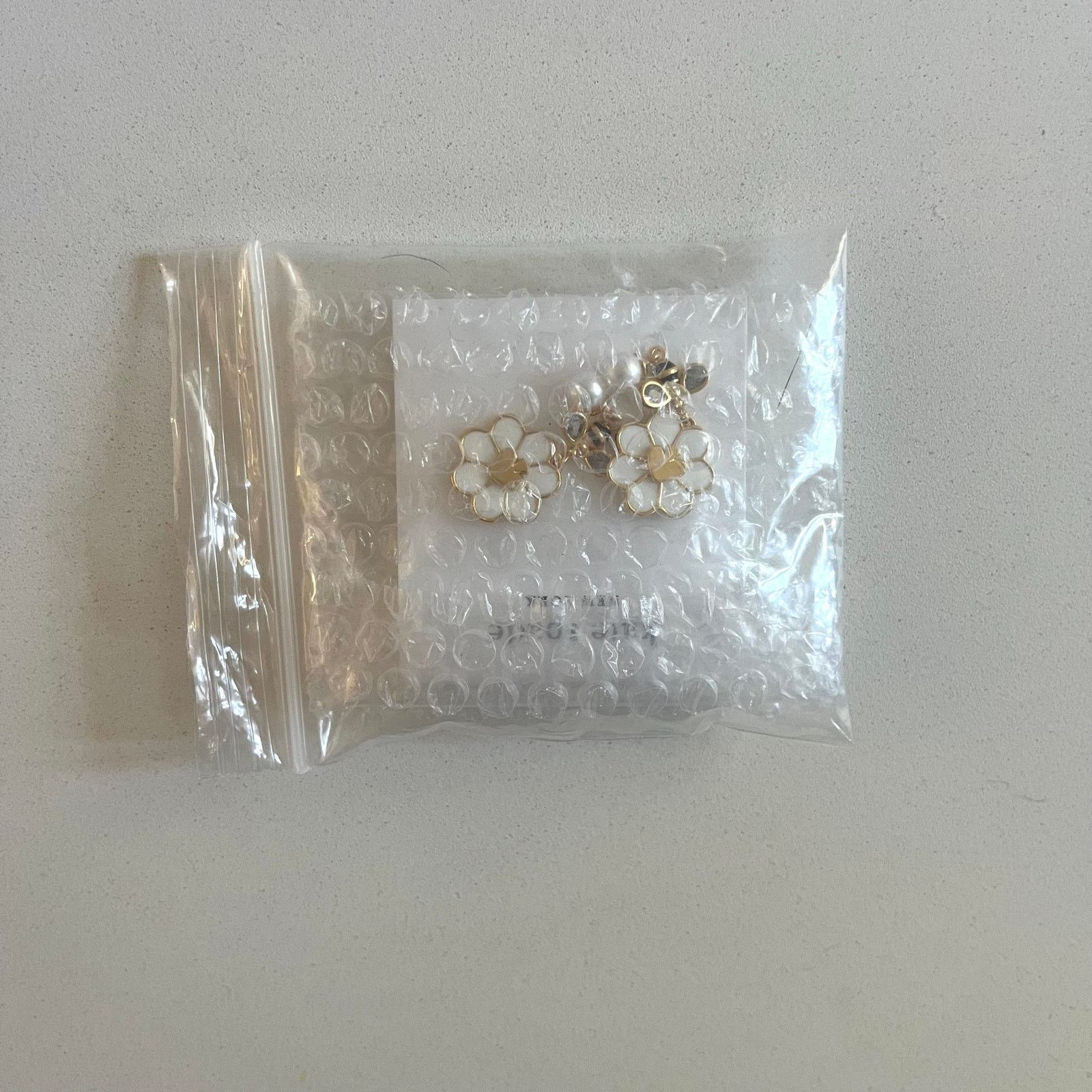Kate Spade KATE SPADE Earrings Gold Daisy Bee & Pearls NEW IN PACKAGING Size ONE SIZE - 2 Thumbnail