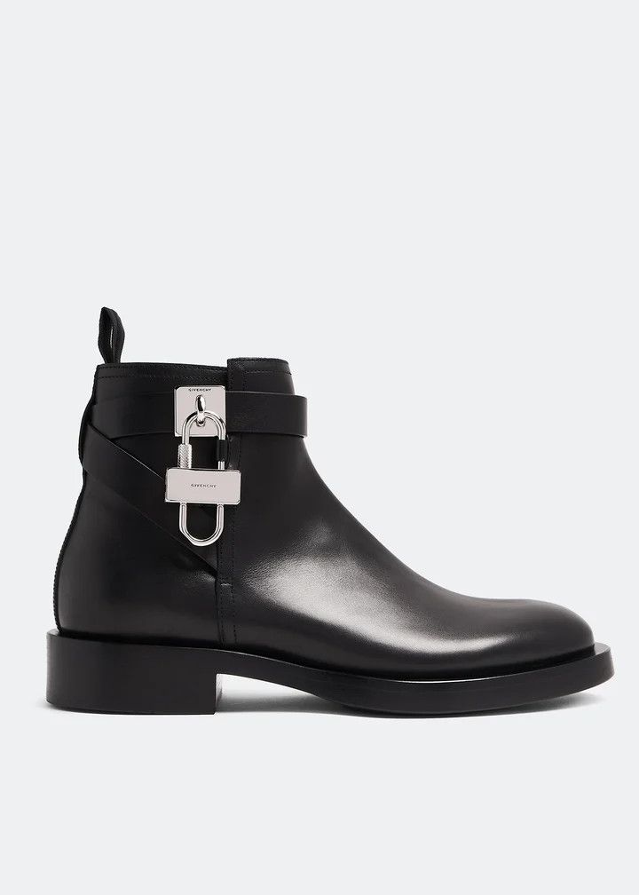 o1lv12m1025 Lock Ankle Boots in Black