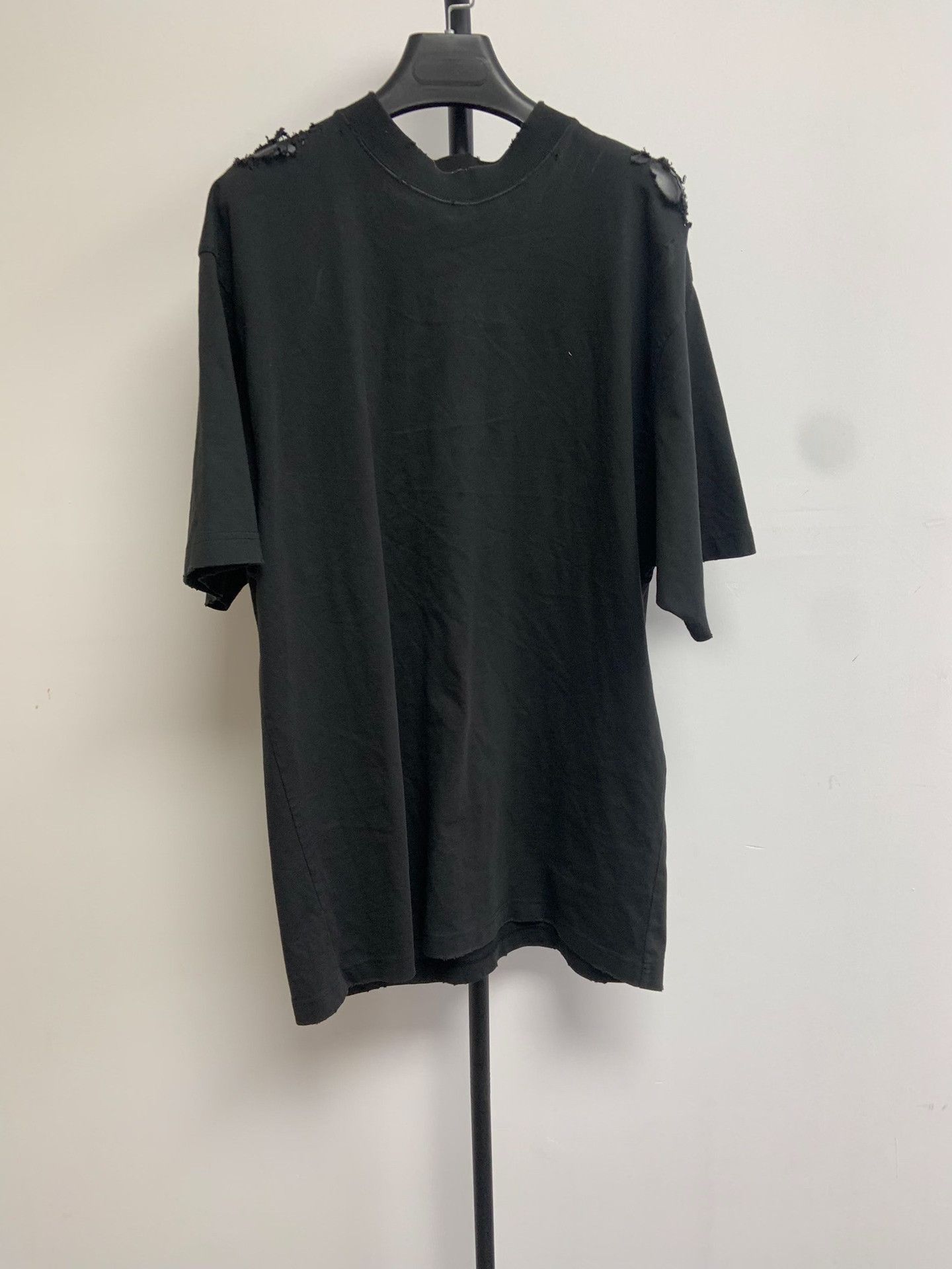 Balenciaga Balenciaga Distressed Back Letter Print Crewneck Tee Size US S / EU 44-46 / 1 - 1 Thumbnail