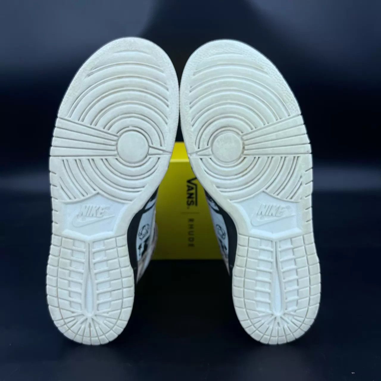Nike Dunk SB Unkle Futura CH2427 Size 44 Worn a Few Times Size US 11 / EU 44 - 8 Thumbnail