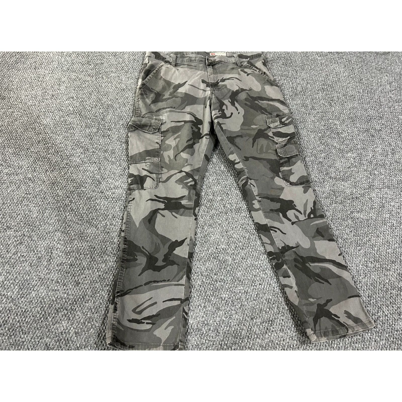 Wrangler VINTAGE? No. Wait avoid extra. Title: Wrangler Cargo Pants Mens 34x30 Gray Camo Regular Taper Tactical Utility Cargo Pants Mens 34 Gray Size US 34 / EU 50 - 2 Thumbnail