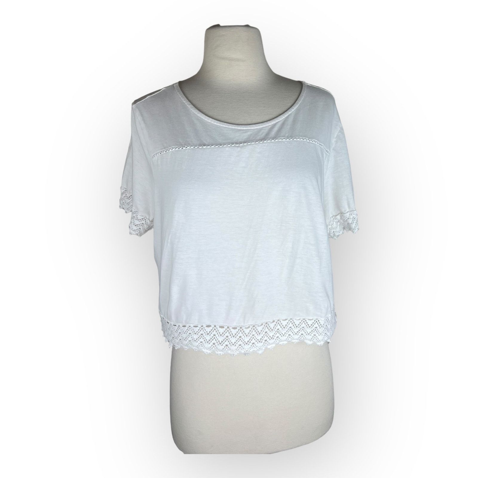 Urban Outfitters Primark White Cropped Short Sleeve Top with Lace Accent Size L / US 10 / IT 46 - 1 Thumbnail