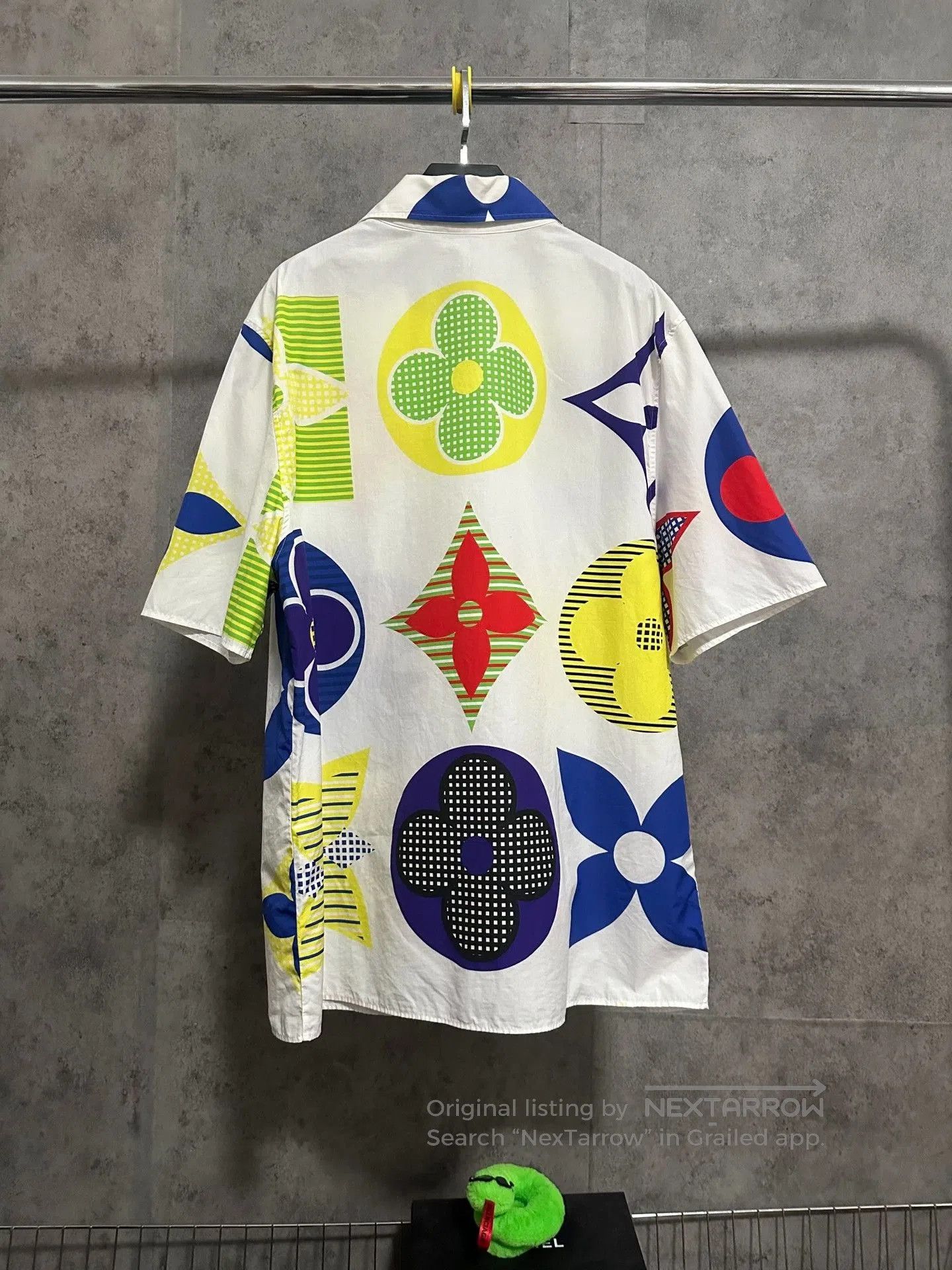 Louis Vuitton LV Three-Flower Print Short-Sleeve Shirt. Size US XL / EU 56 / 4 - 4 Thumbnail