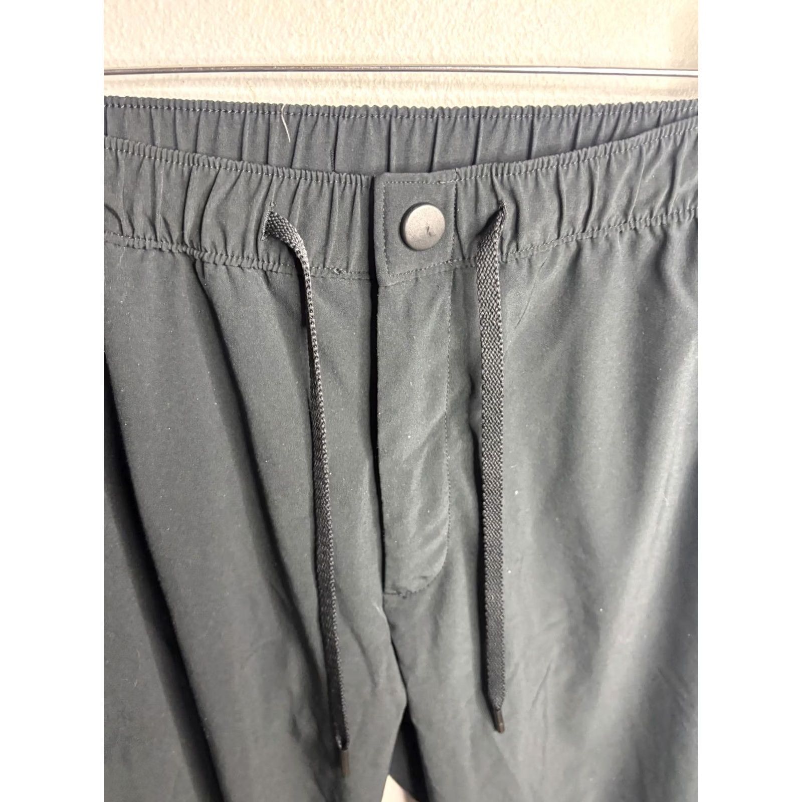 Under Armour Under Armour Pants Mens S Black Woven Jogger Elastic Athletic Training Sets Pockets Gym & Training Mens Front Qt Logo Size US 29 - 3 Thumbnail