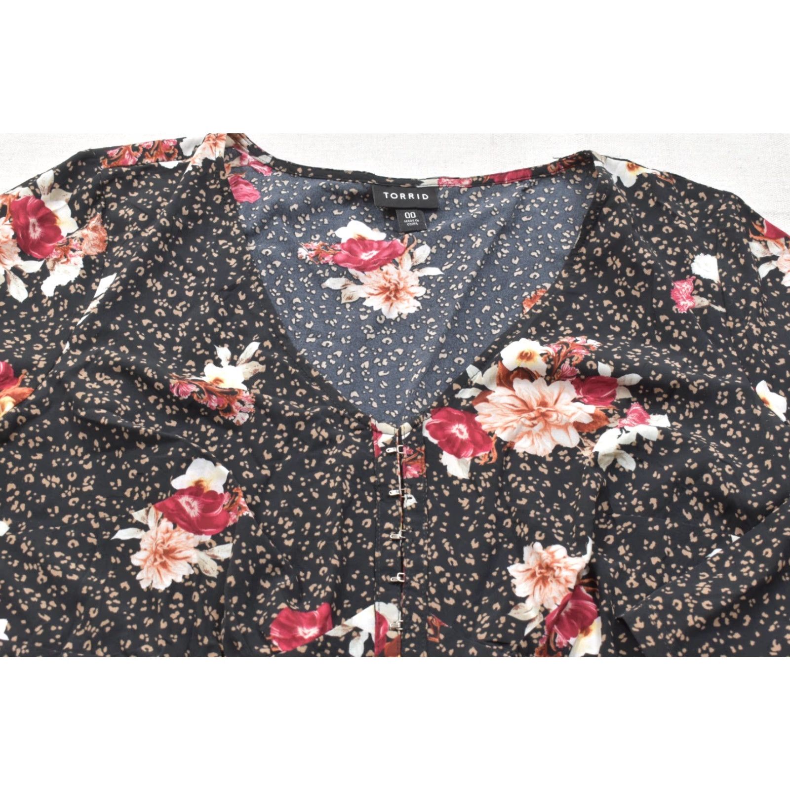 Torrid Torrid Blouse Black Floral Leopard Print 3/4 Sleeve V-Neck Hook & Eye Peplum Top 00 Women Plus Size Size XXS / US 00 / IT 34 - 6 Thumbnail