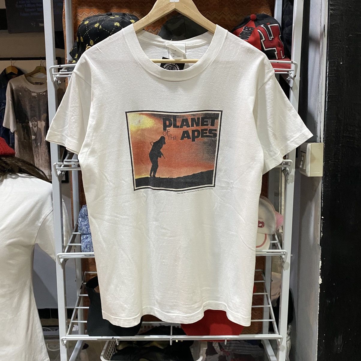 Vintage Vintage 1997 Planet Of The Apes Movie Shirt. Size US M / EU 48-50 / 2 - 1 Thumbnail
