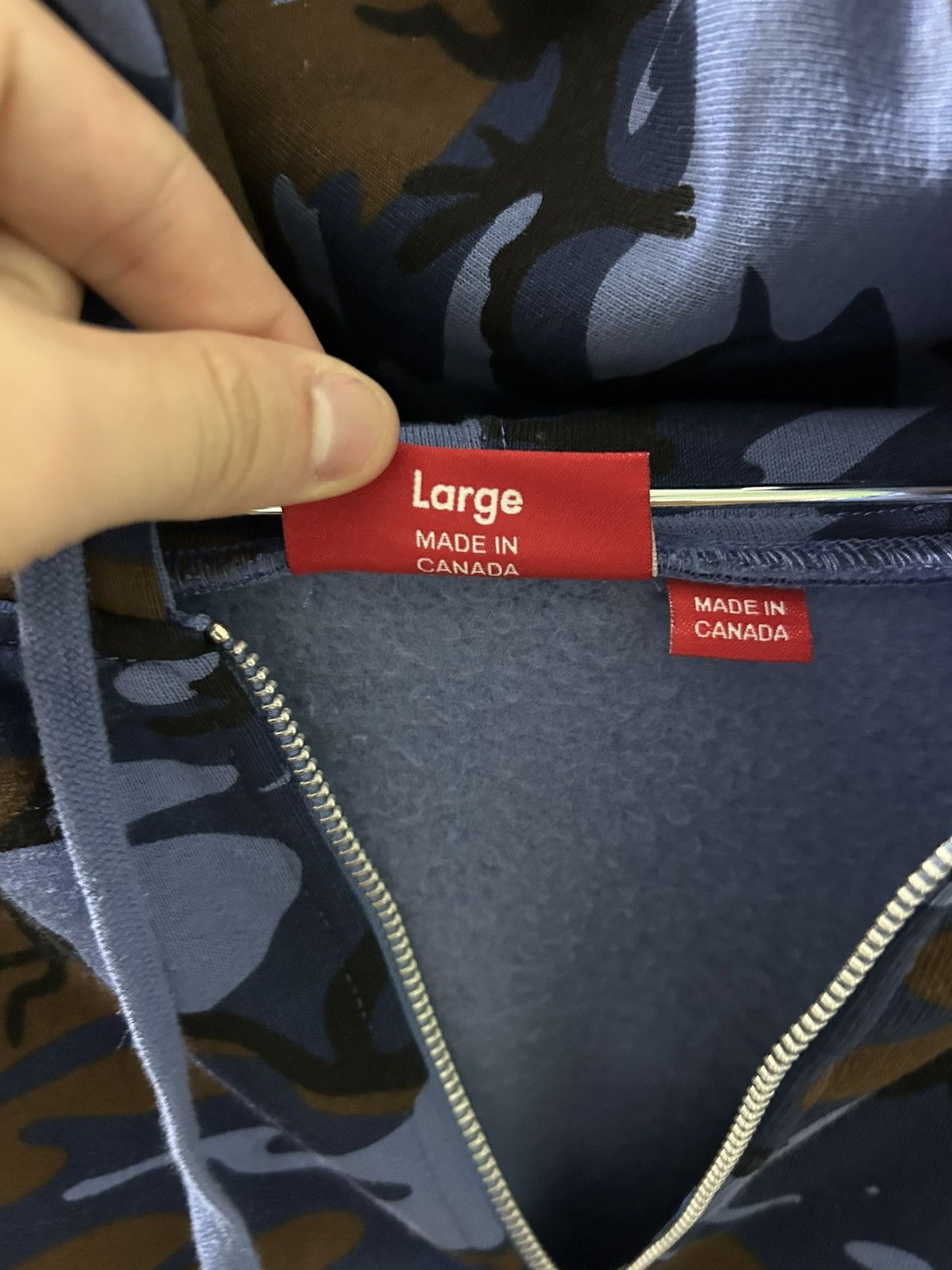 Supreme Supreme small box logo Blue camo brand new!! Size Large Size US L / EU 52-54 / 3 - 7 Thumbnail