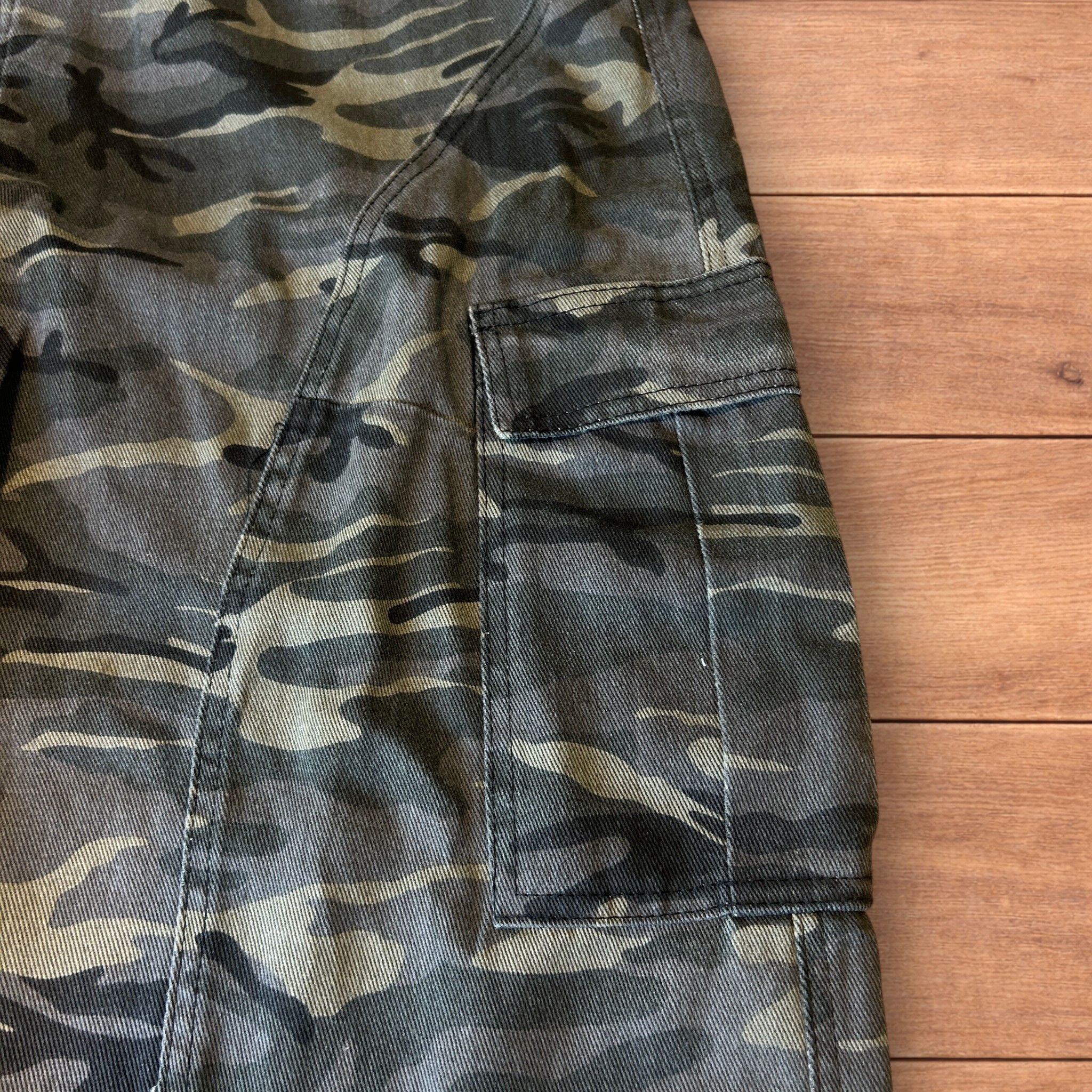 Japanese Brand Super baggy wide leg cargo carpenter trousers in army camo. Size US 36 / EU 52 - 5 Thumbnail