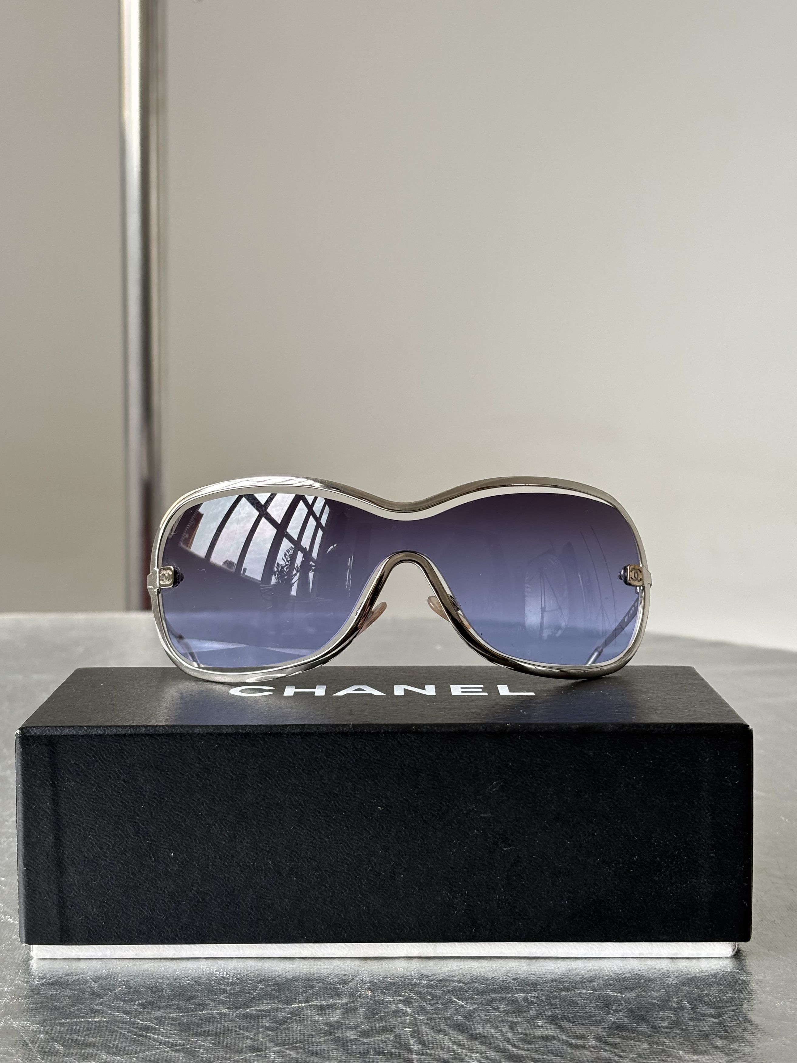 Chanel CHANEL SUNGLASSES 4031 Rhinestone 4017 Mask RI904 Size ONE SIZE - 1 Thumbnail