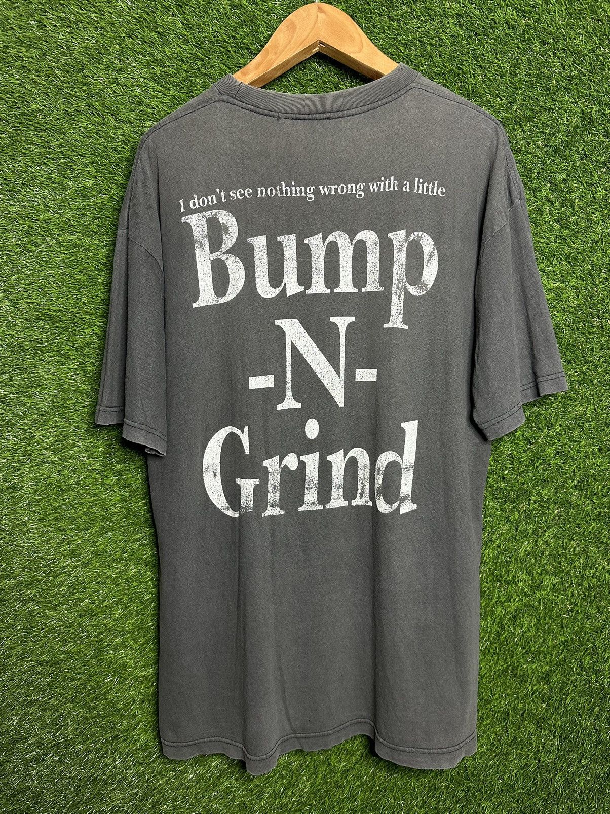 Vintage 🚨Vintage R-Kelly Bump N Grind 90s Rap Tee T-Shirt Size US XL / EU 56 / 4 - 2 Thumbnail