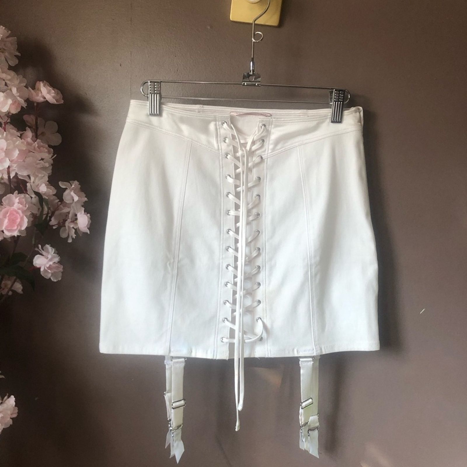 Victoria's Secret Skirt bottom White, front lace up design garter belt mini. Size 27" / US 4 / IT 40 - 4 Thumbnail