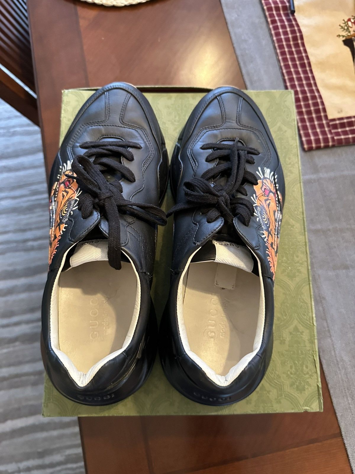 Black tiger gucci shoes deals