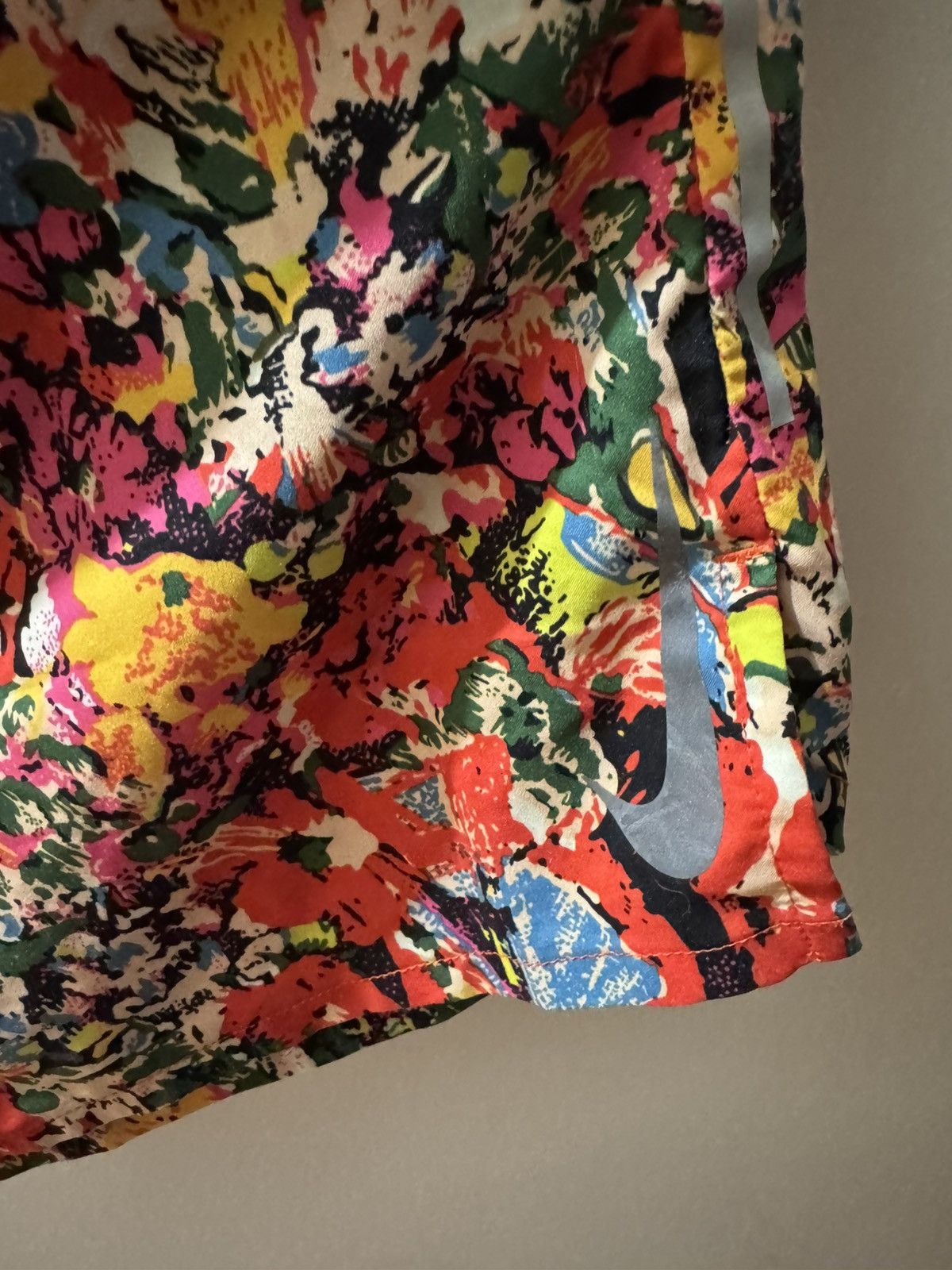 Nike Nike Men’s Floral Abstract Art Running Shorts Size US 34 / EU 50 - 2 Thumbnail