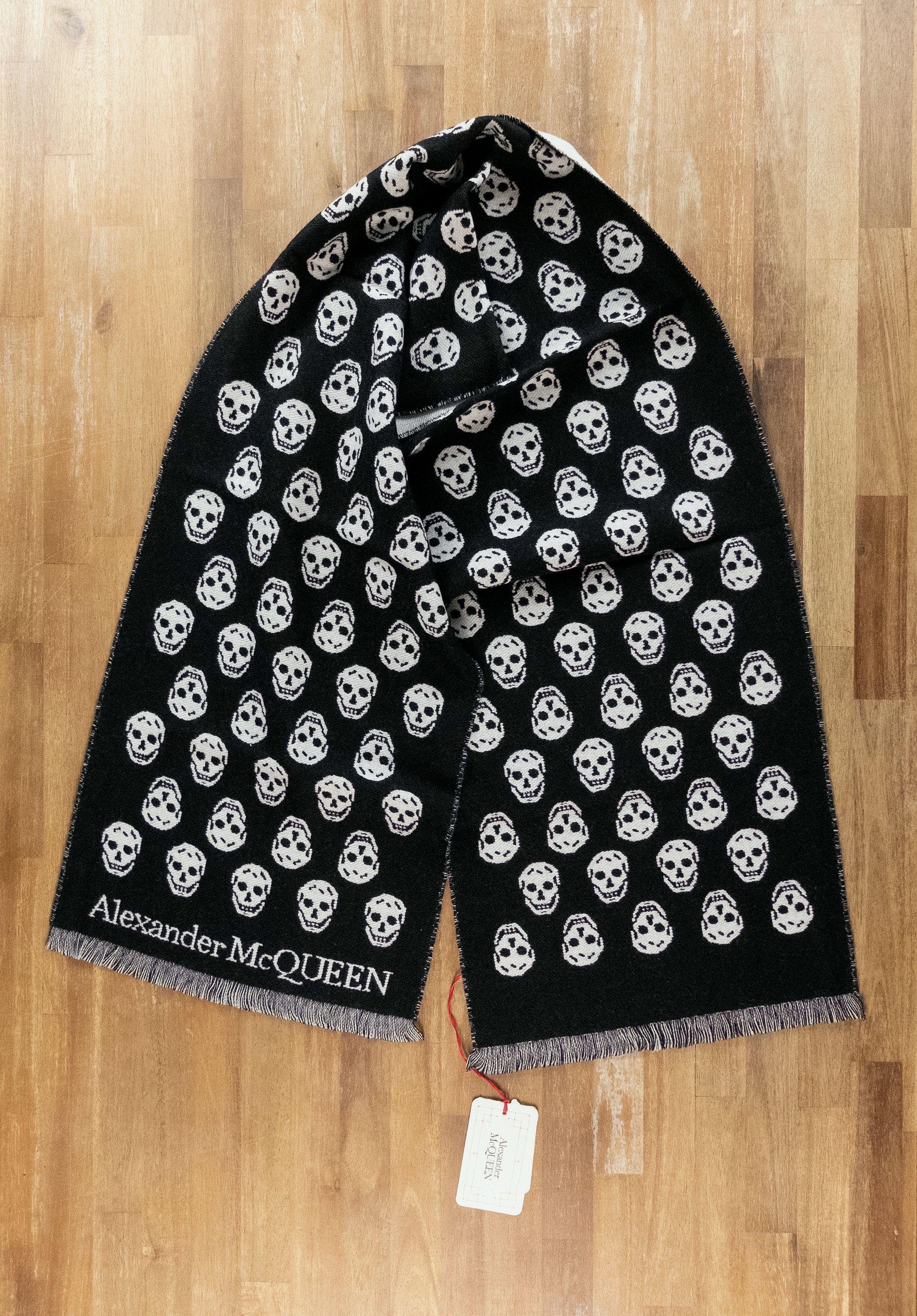 Alexander McQueen ALEXANDER MCQUEEN black white reversible skull wool scarf Size ONE SIZE - 1 Thumbnail