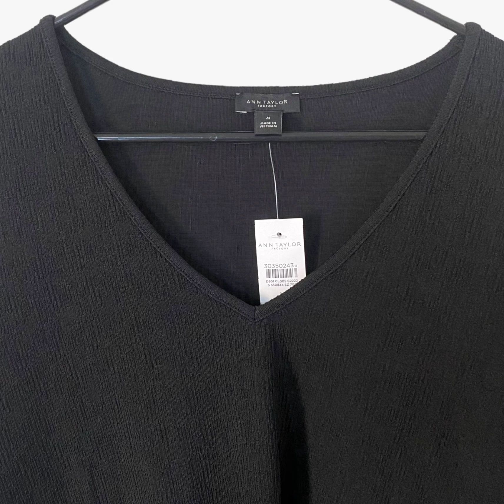 Ann Taylor Ann Taylor Crinkle Crepe V-Neck Blouse Black Womens Medium 3/4-Sleeve Blouse Size M / US 6-8 / IT 42-44 - 5 Thumbnail