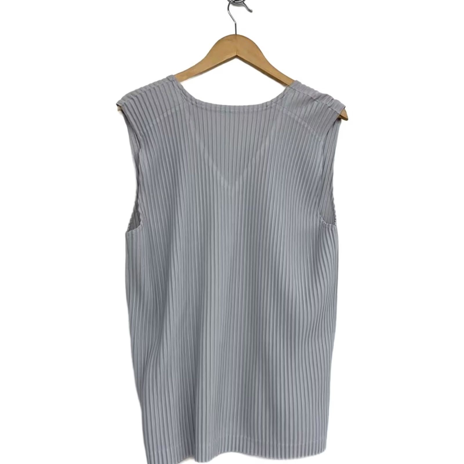 Issey Miyake ISSEY MIYAKE Pleated Vest Men's XL Gray V-neck Shirt/Jacket Style Vest Size US XL / EU 56 / 4 - 2 Thumbnail