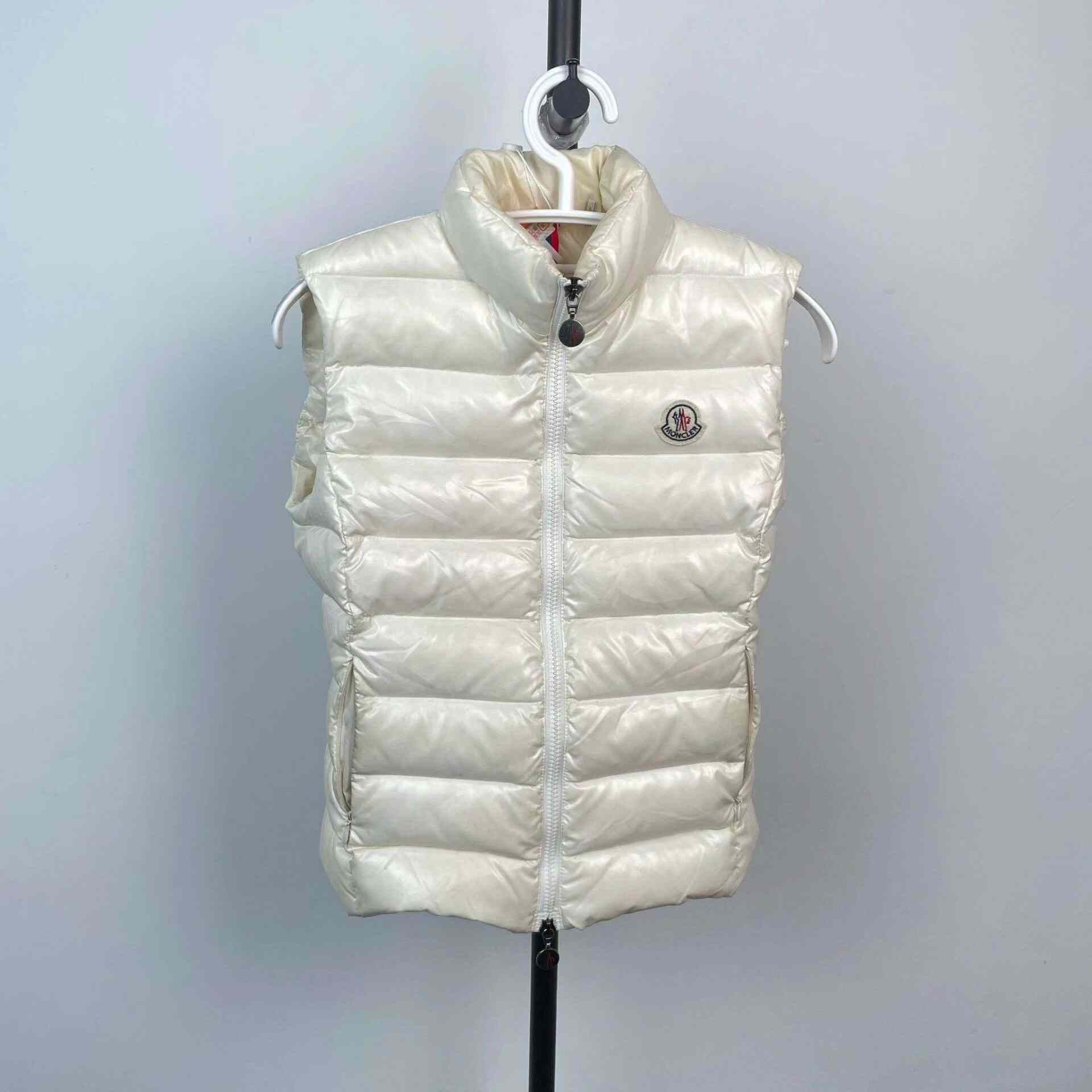 Moncler Moncler Down White Vest M Women Size M / US 6-8 / IT 42-44 - 1 Thumbnail