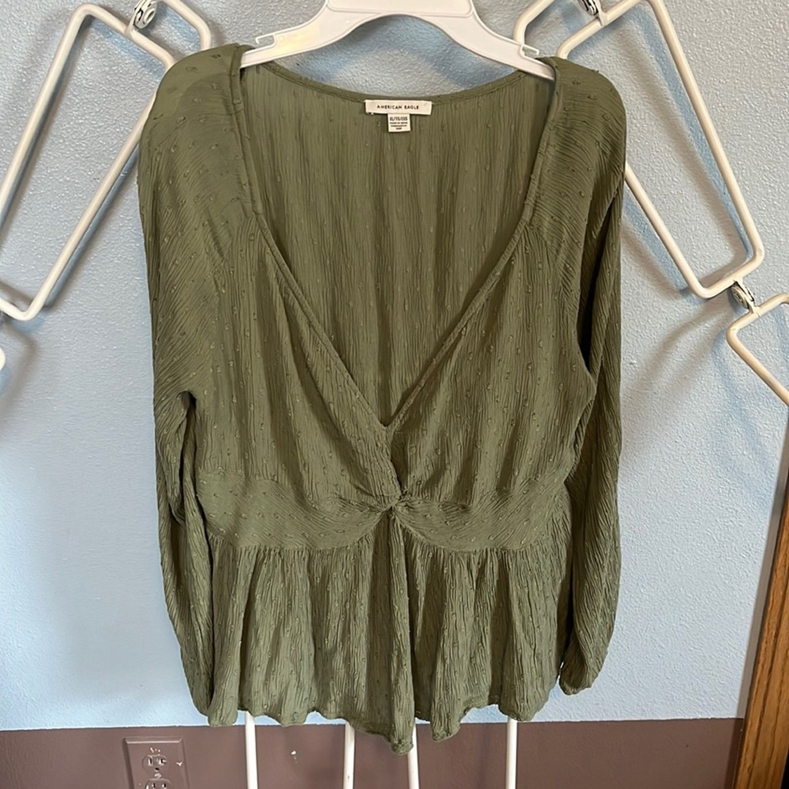 American Eagle Outfitters American Eagle Olive Long Sleeve V-Neck Flowy Blouse XL Size XL / US 12-14 / IT 48-50 - 1 Thumbnail