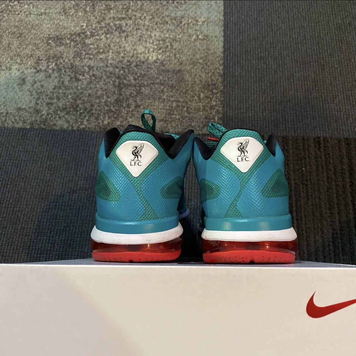 Nike Nike LeBron 9 Low 'Reverse Liverpool' | Size 11 Size US 11 / EU 44 - 5 Thumbnail