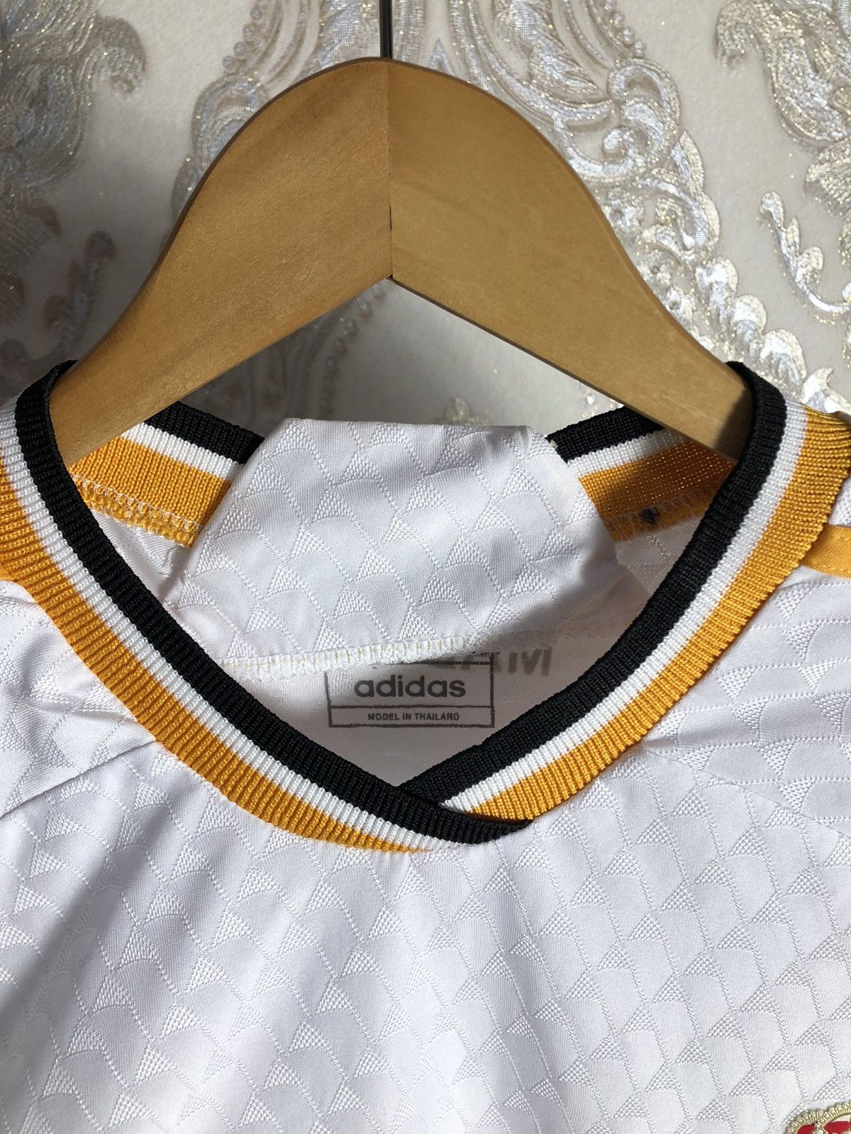 Adidas VERY RARE ADIDAS FC REAL MADRID SPAIN SOCCER JERSEY Y2K 90s Size US L / EU 52-54 / 3 - 4 Thumbnail