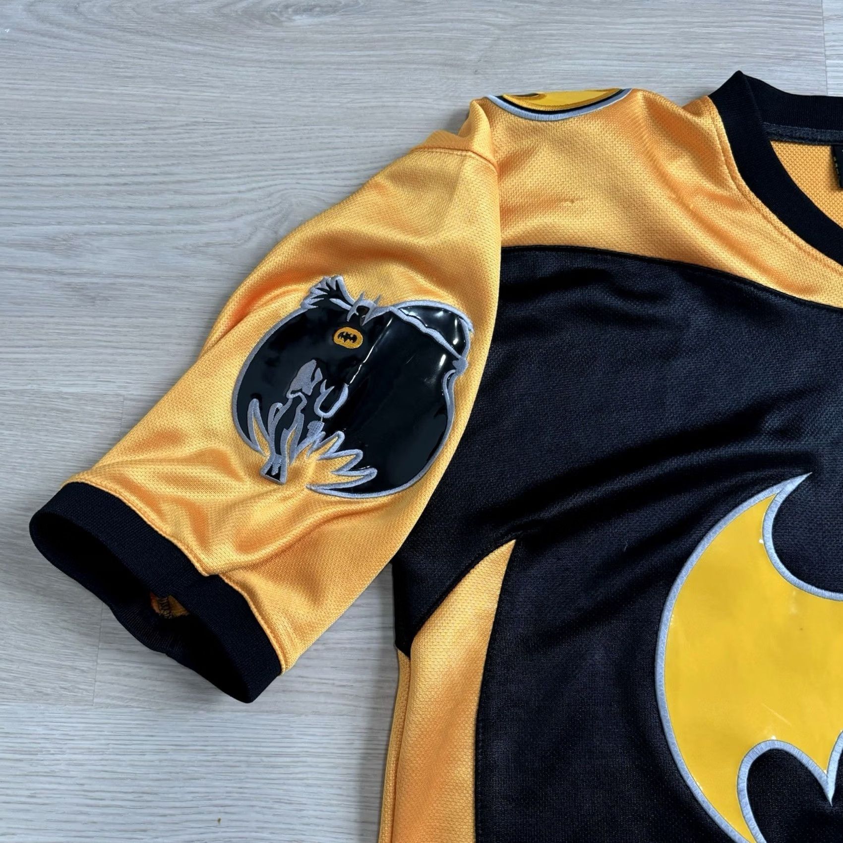 Vintage VINTAGE Warner Bros Batman Jersey T-Shirt XL Black Embroidered Retro 2002 HTF Mens Size US XL / EU 56 / 4 - 3 Thumbnail