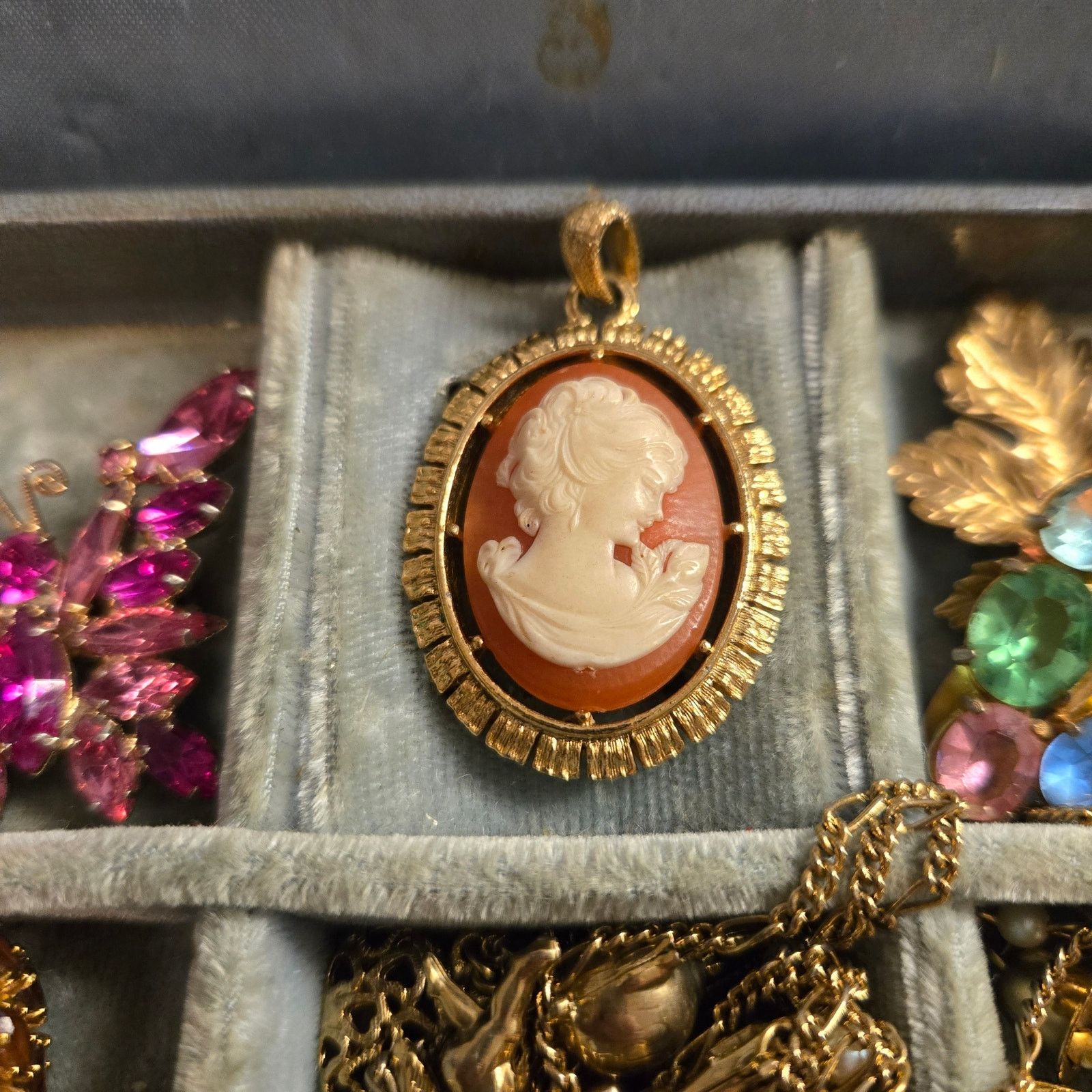 Vintage Vintage Cameo Brooch Pendant Ornate Gold Tone Frame Estate Size ONE SIZE - 9 Thumbnail