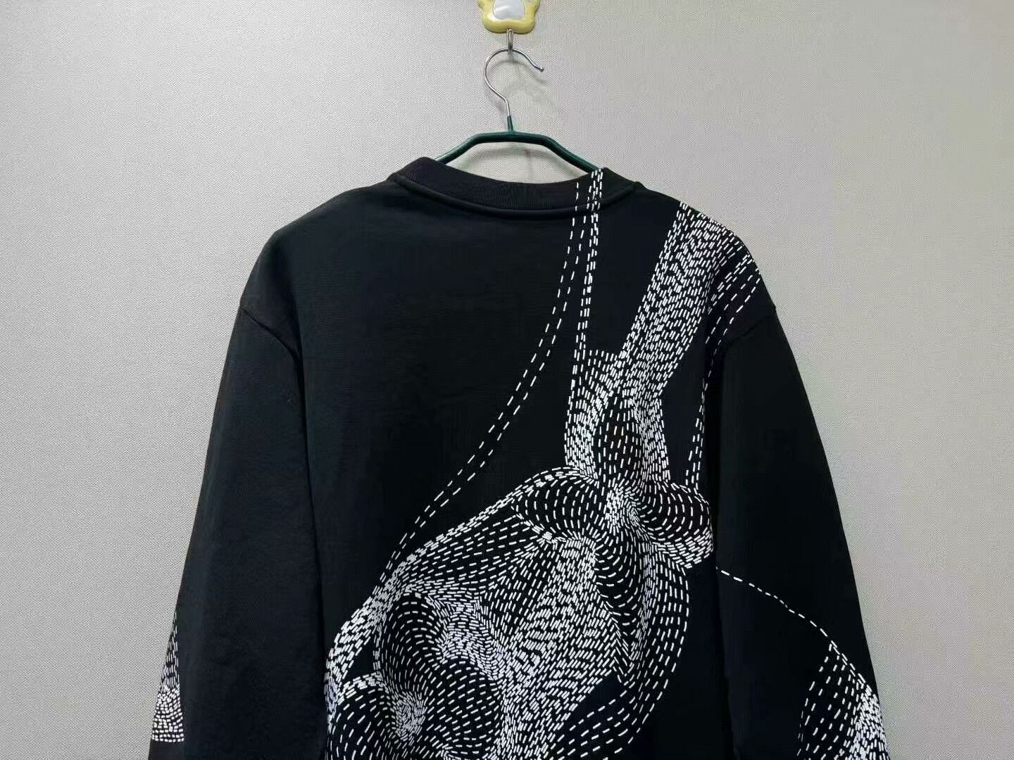 Louis Vuitton louis vuitton black floral logo sweatshirt XL Size US XL / EU 56 / 4 - 5 Thumbnail
