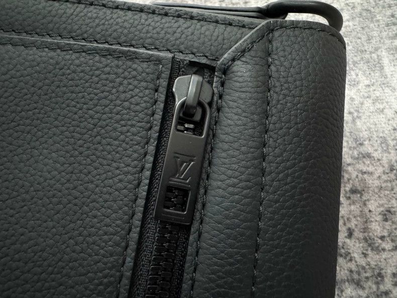 Louis Vuitton Louis Vuitton TAKEOFF Small Messenger Bag Size ONE SIZE - 3 Thumbnail