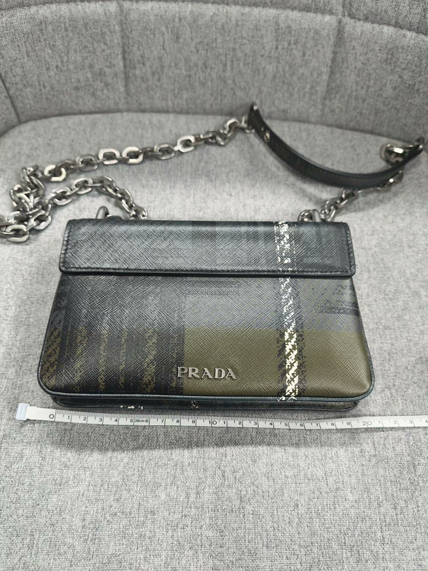 Prada Prada Handbag in Excellent Condition Size ONE SIZE - 1 Thumbnail