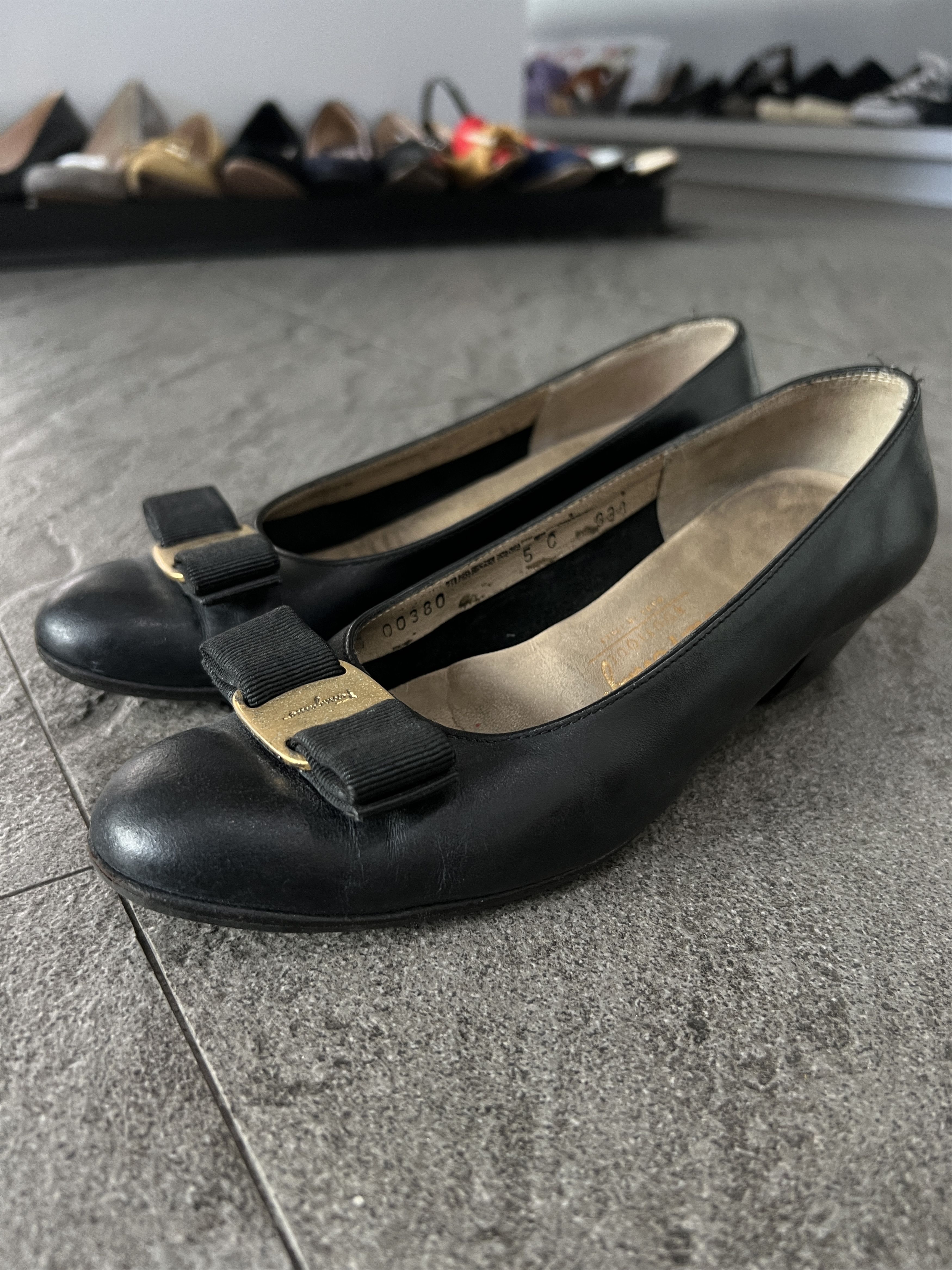 Salvatore Ferragamo Ferragamo Vara Bow Heels Black Leather Size 5C Size US 5 / IT 35 - 1 Thumbnail