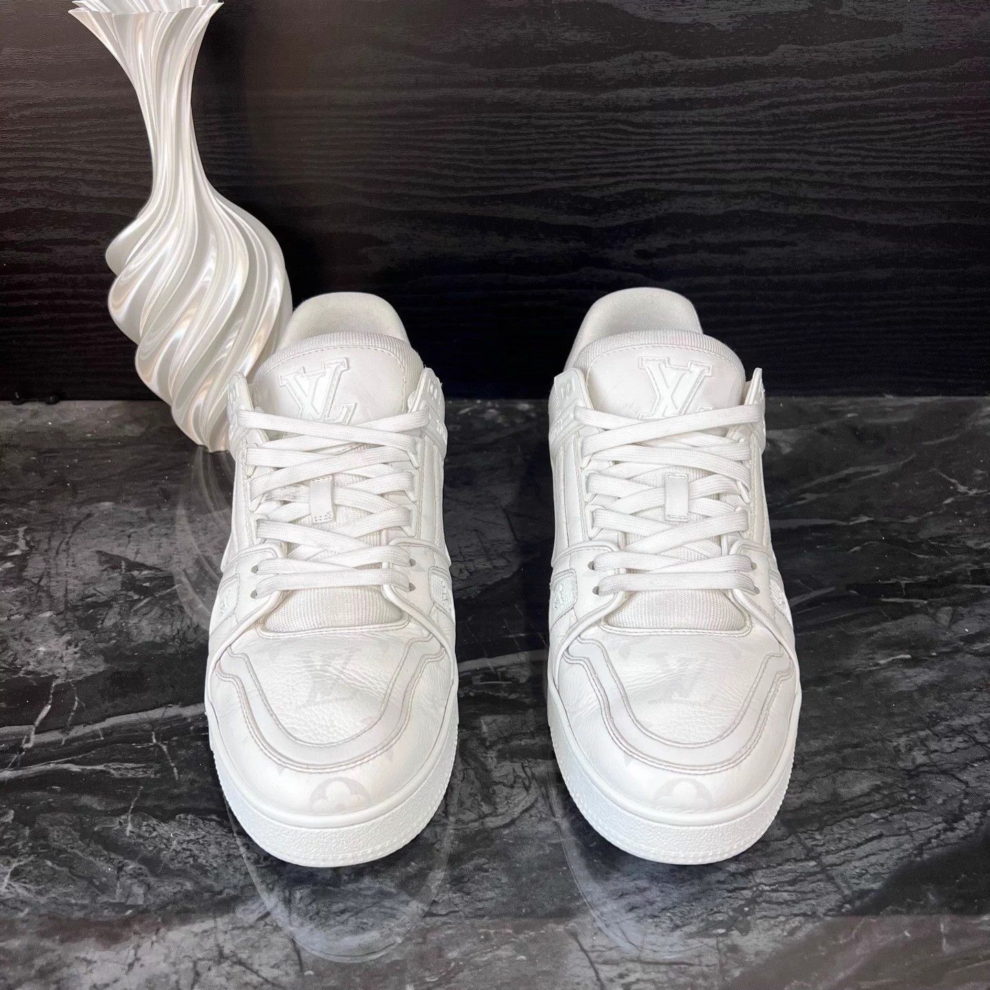 Adidas Trainer size 41 white subtle pattern 95% new