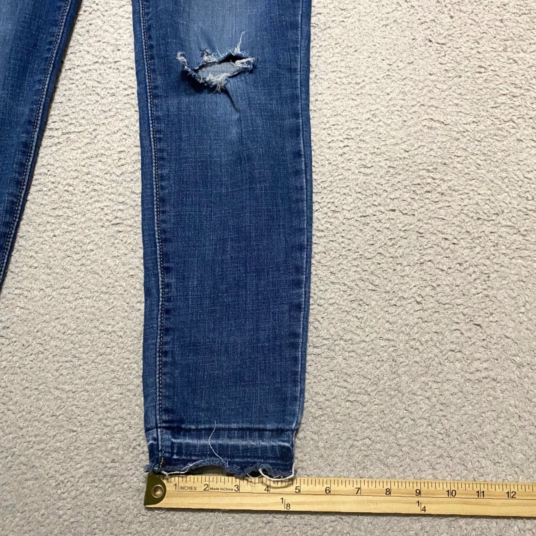 Levi's Levi's Jeans Womens sz 27 Blue Denim Mid Rise Skinny Raw Hem Distressed Size 27" / US 4 / IT 40 - 5 Thumbnail