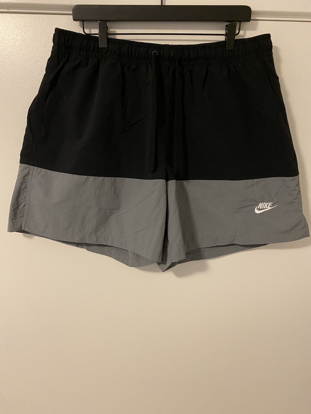 Nike Club Woven Color-Blocked Shorts XL
