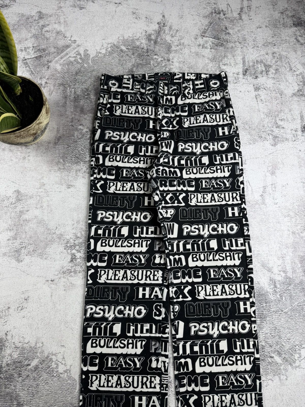 Hysteric Glamour × Supreme HYSTERIC GLAMOUR X SUPREME Text Work Black Monogram Straight Trousers Pants Size US 30 / EU 46 - 13 Thumbnail