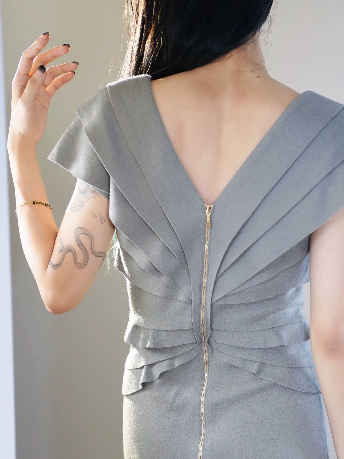 Fendi Fendi Gray Wool Ruffled Front/Back V-Neck Fitted Dress Size S / US 4 / IT 40 - 3 Thumbnail