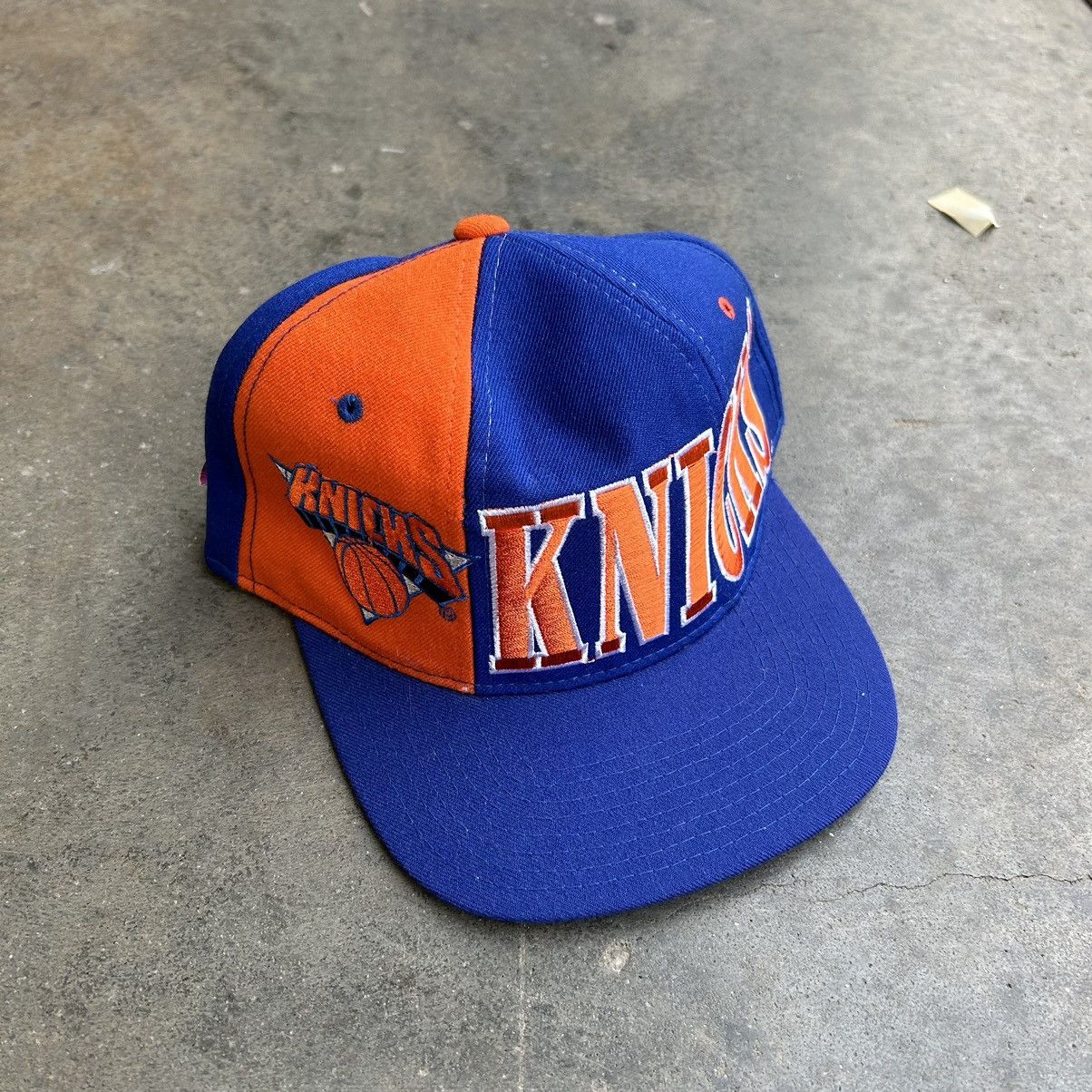 NBA × Starter × Vintage 90s New York Knicks two-tone wraparound snapback Size ONE SIZE - 3 Thumbnail