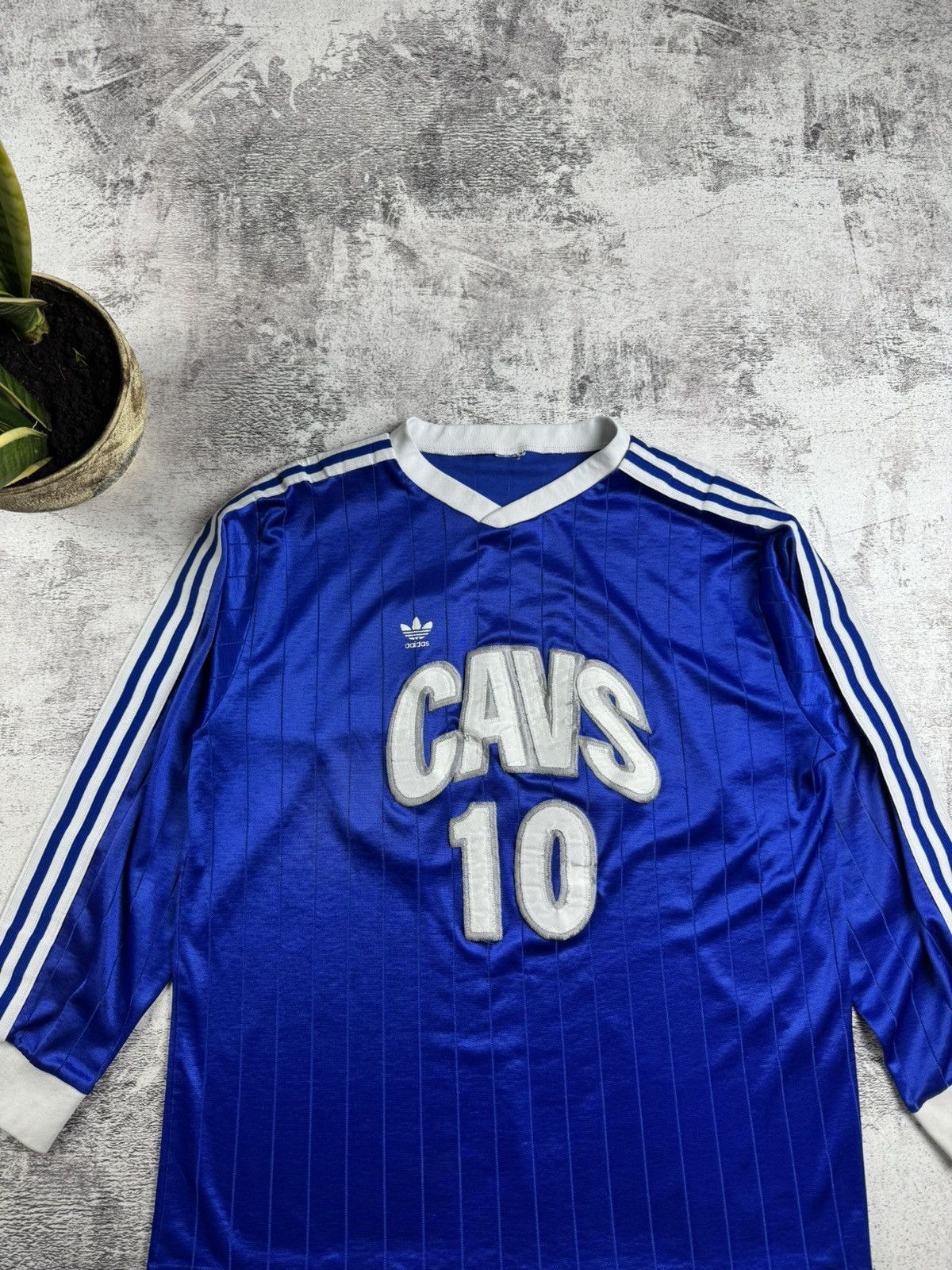 Adidas CAVS 80s 90s Adidas Cleveland Cavaliers NBA Blue RARE Longsleeve Jersey T Shirt Size US XL / EU 56 / 4 - 4 Thumbnail