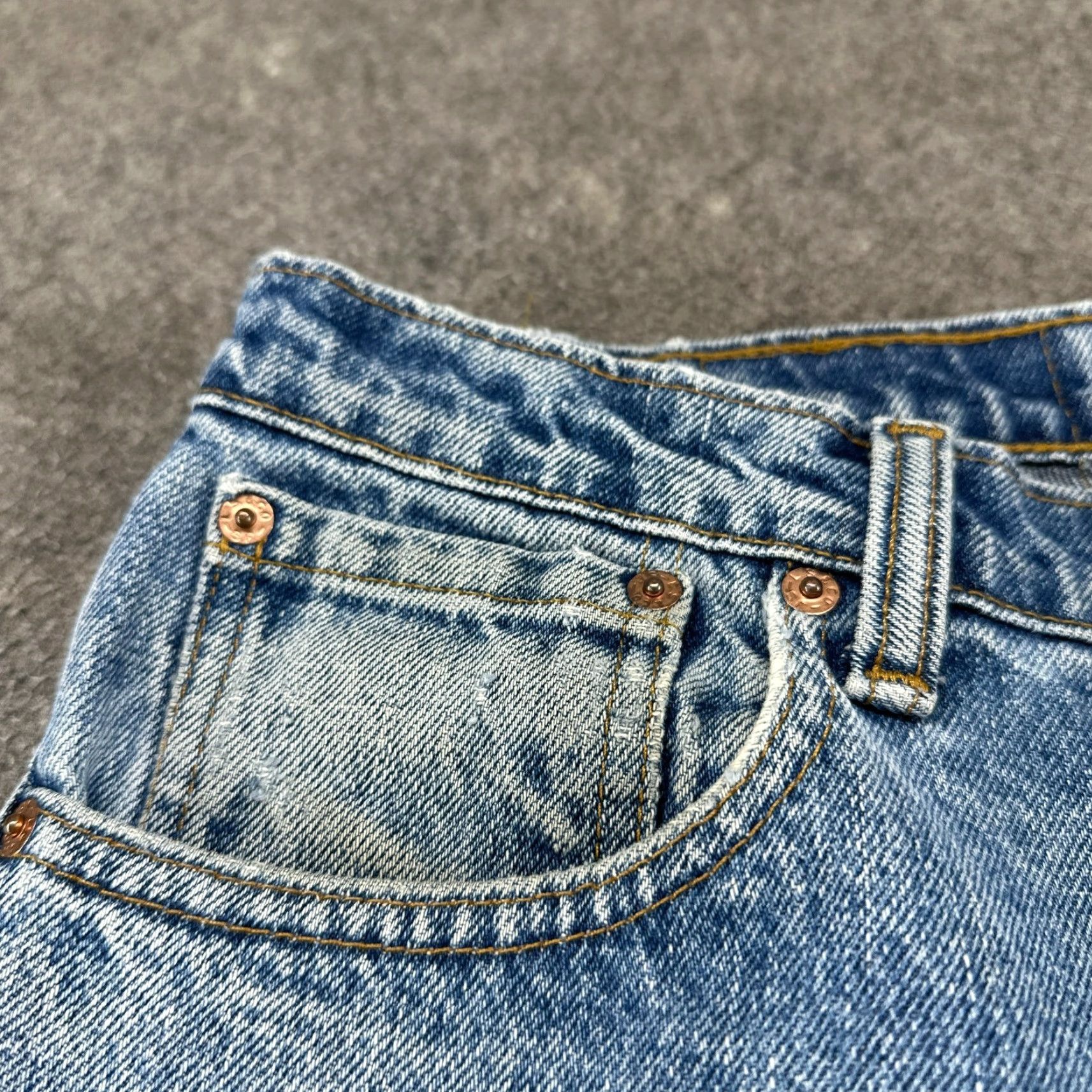 Levi's VINTAGE Levi's 505 Jeans Men 34x30 Blue Regular Straight Medium Wash Distressed 90s Size US 34 / EU 50 - 6 Thumbnail