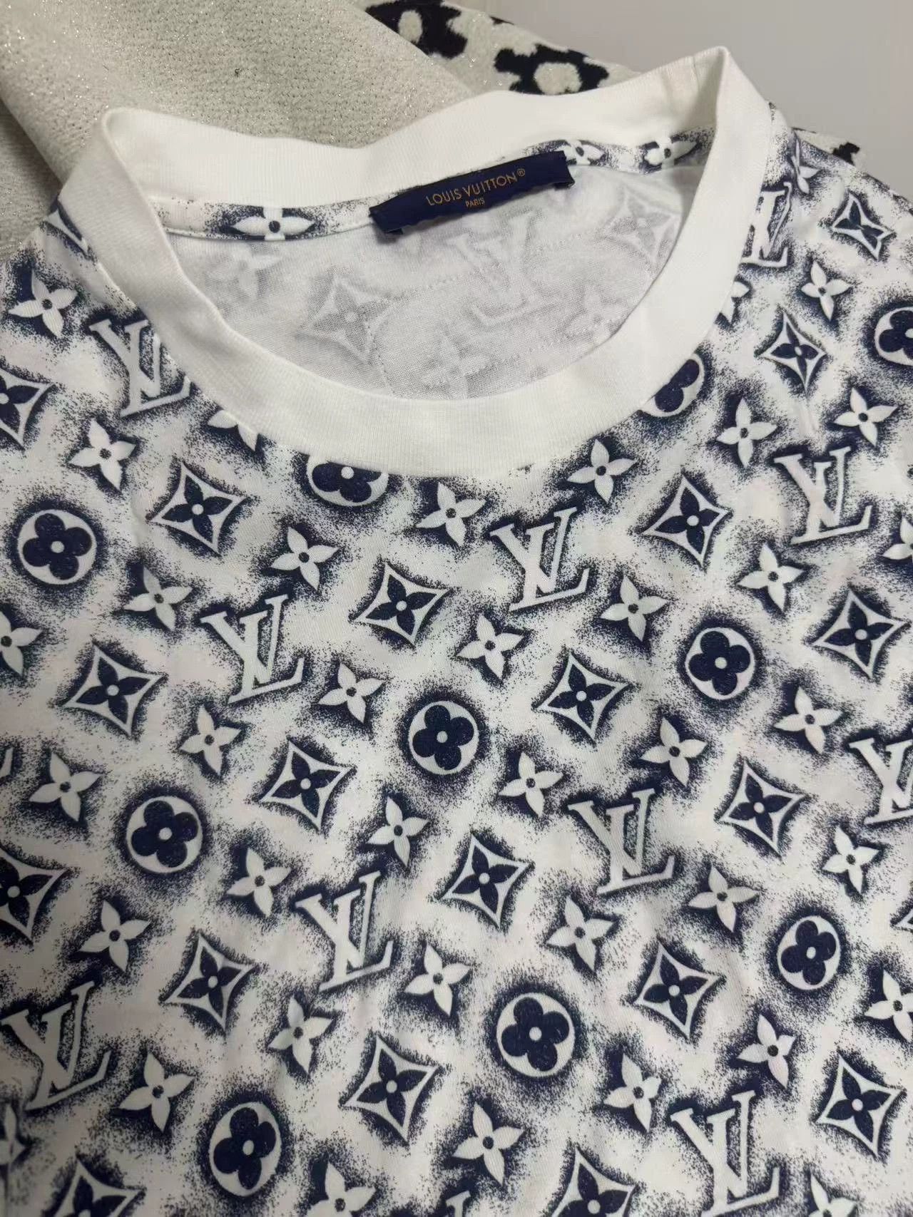 Louis Vuitton LV Brand New Short Sleeve T-shirt Size US XL / EU 56 / 4 - 2 Thumbnail