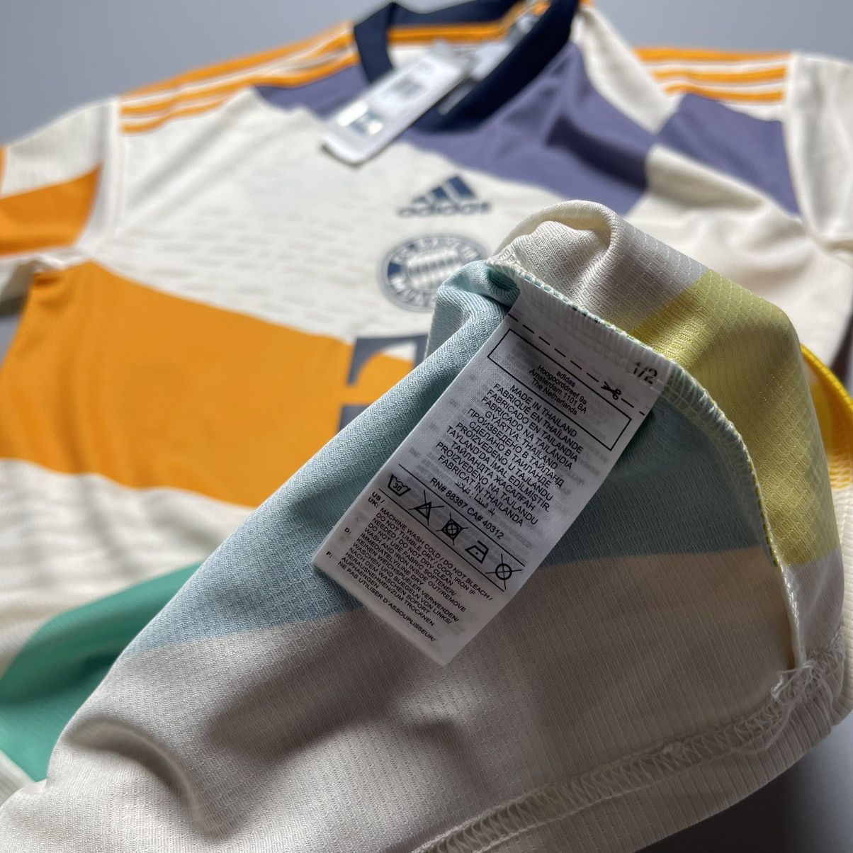 Vintage BAYERN ADIDAS 2022/2023 SOCCER FOURTH JERSEY #12 IBRAHIMOVIC Size US S / EU 44-46 / 1 - 9 Thumbnail