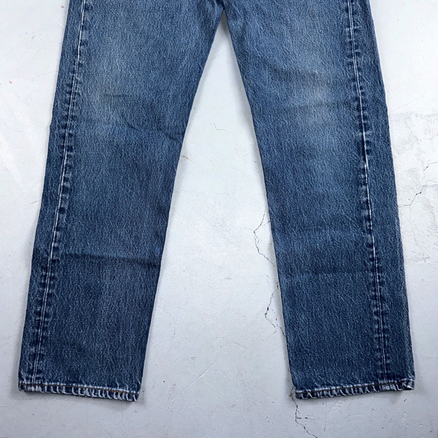 Levi's VINTAGE Levi's 501 Jeans Men Medium Blue 90s USA Straight Fit Denim 34in Inseam Size US 35 - 3 Thumbnail