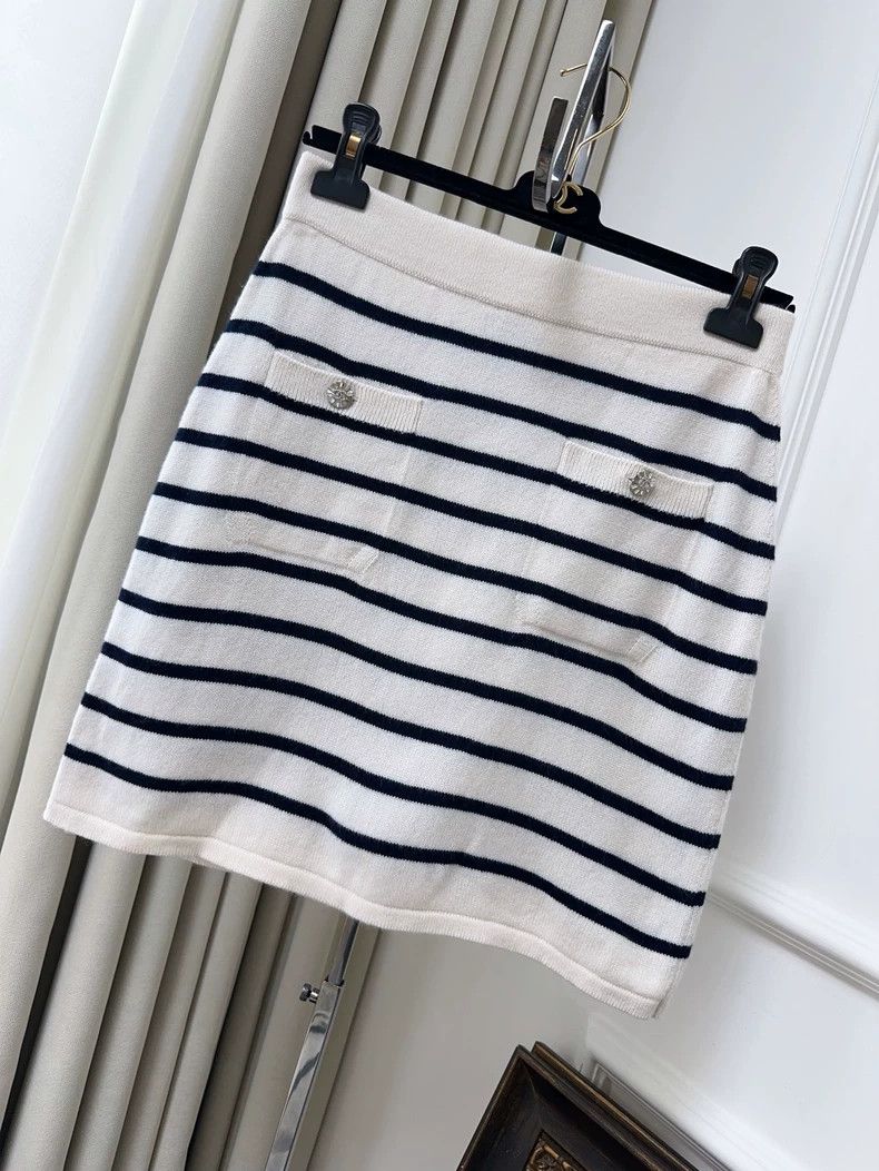 Chanel Chanel 23c white background black striped cashmere knitted Size 25" / US 0 / IT 36 - 1 Thumbnail